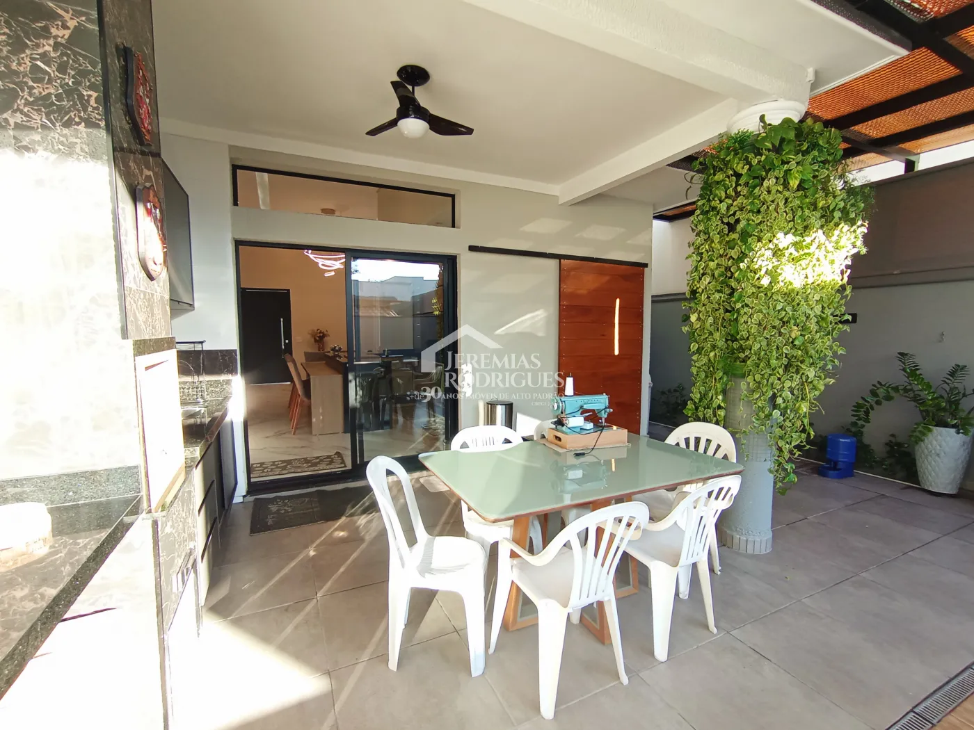 Casa à venda com 3 dormitórios no Condomínio Terras do Vale em Caçapava/SP.