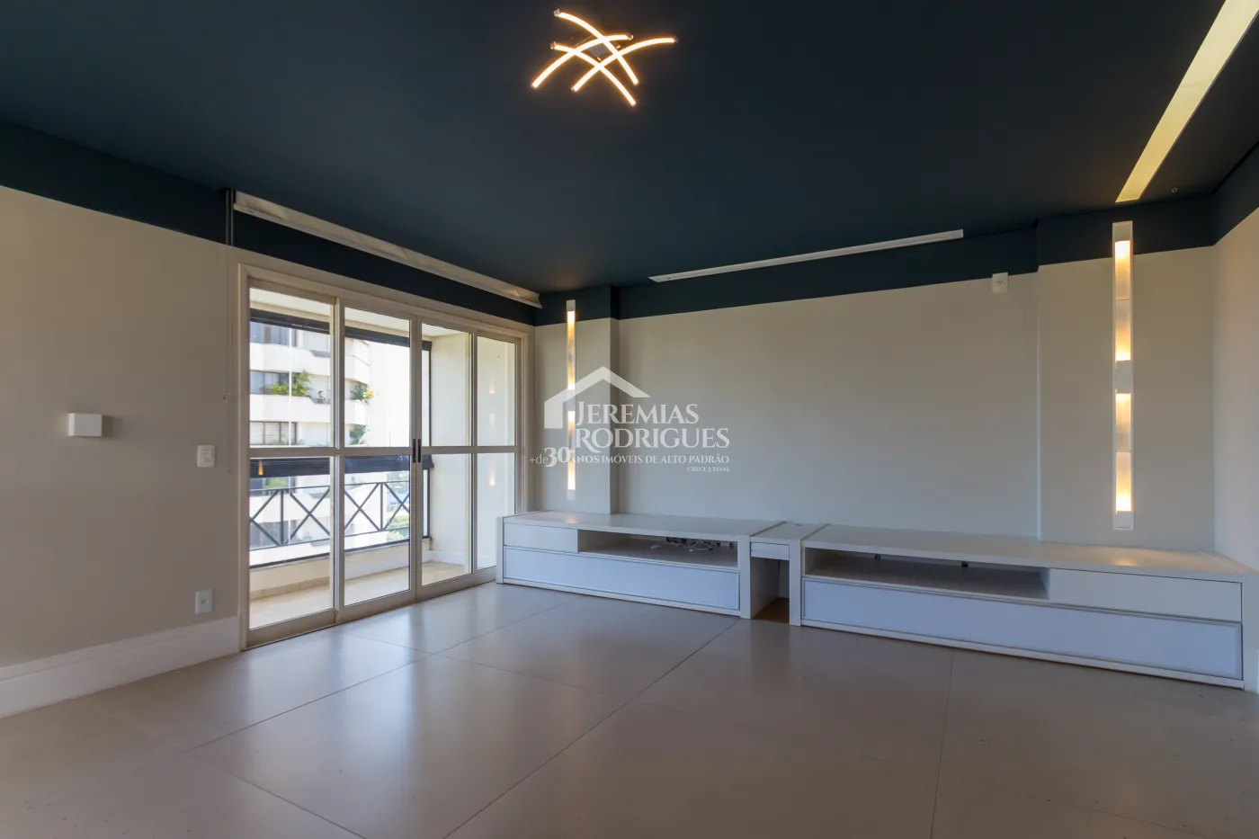 Apartamento à venda com 3 suítes, 274 m² no Edifício Milão em Taubaté/SP.