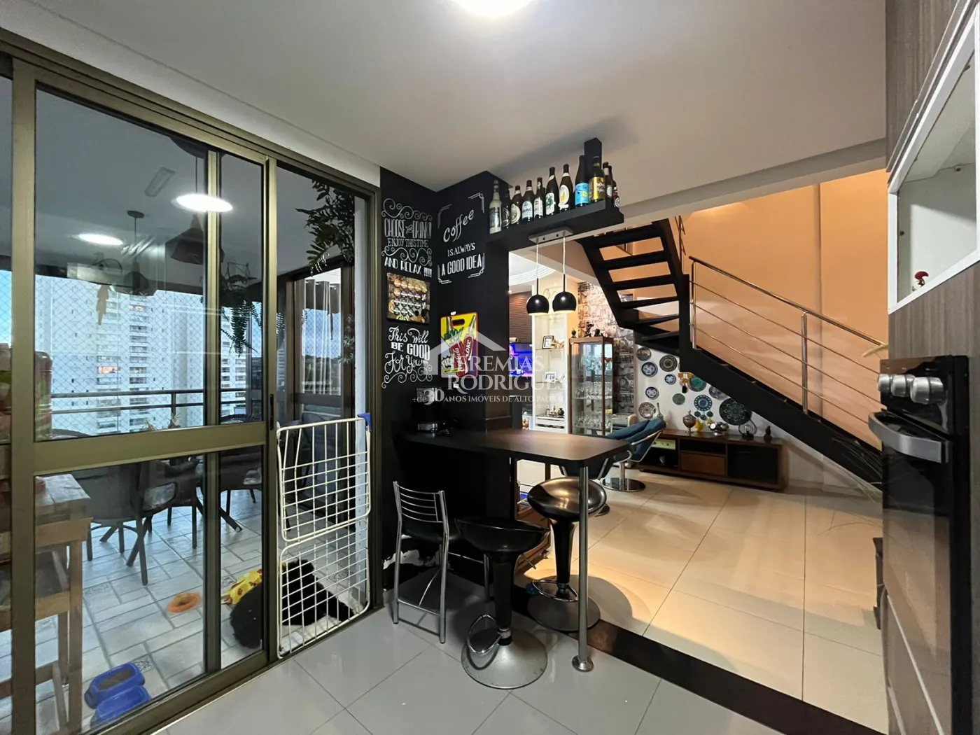 Apartamento duplex à venda com 2 dormitórios, 107 m² no Edifício Jabuticabeiras em Taubaté/SP.