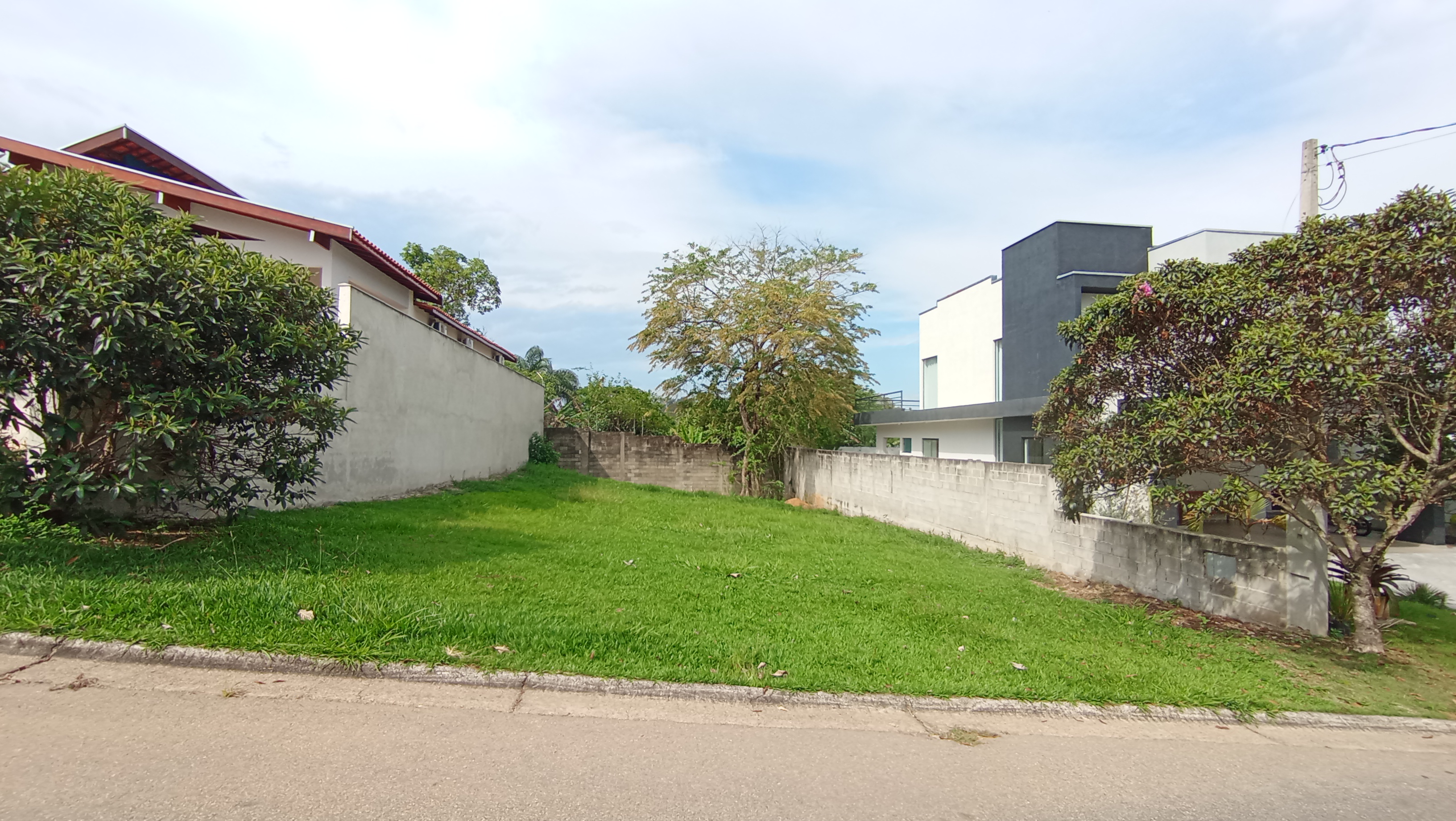 Terreno à venda com 407 m² no Condomínio Reserva dos Lagos e Pindamonhangaba/SP.