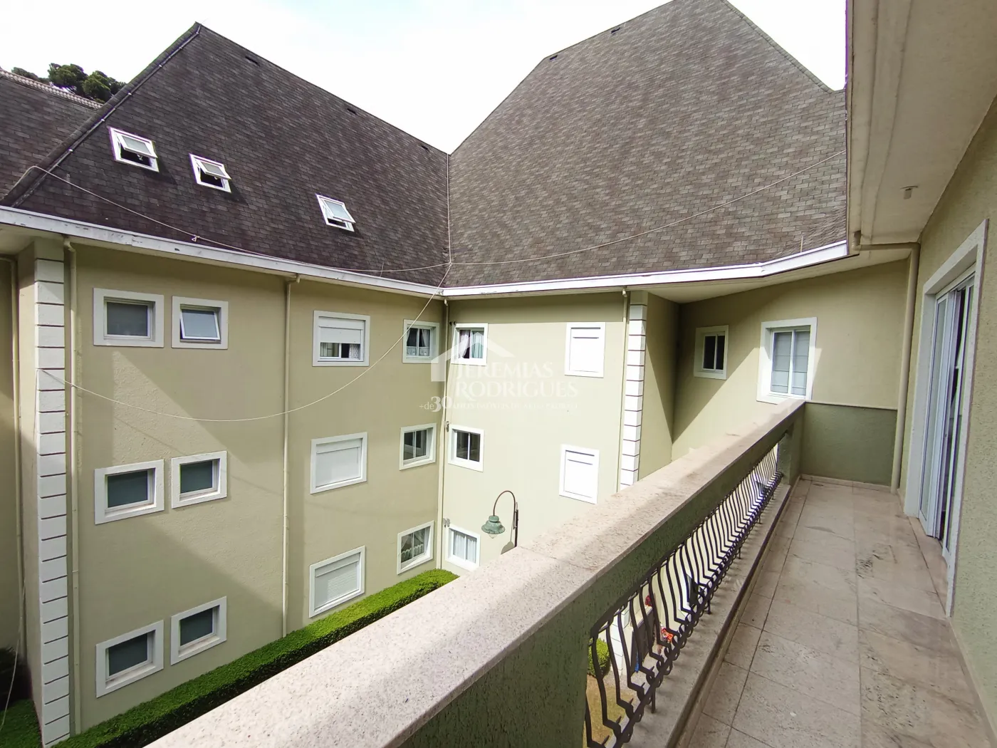 Apartamento duplex à venda com 4 suítes, 401 m² no Condomínio Chateau D Amboise em Campos do Jordão/SP.