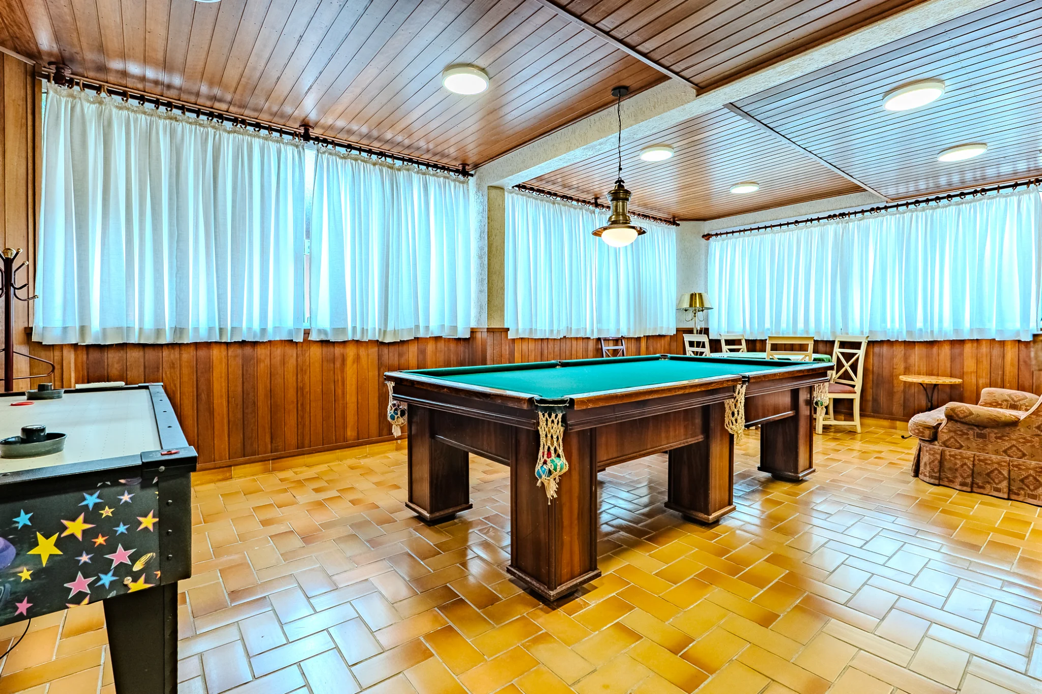 Hotel à venda com 53 apartamentos no Capivari em Campos do Jordão/SP. 