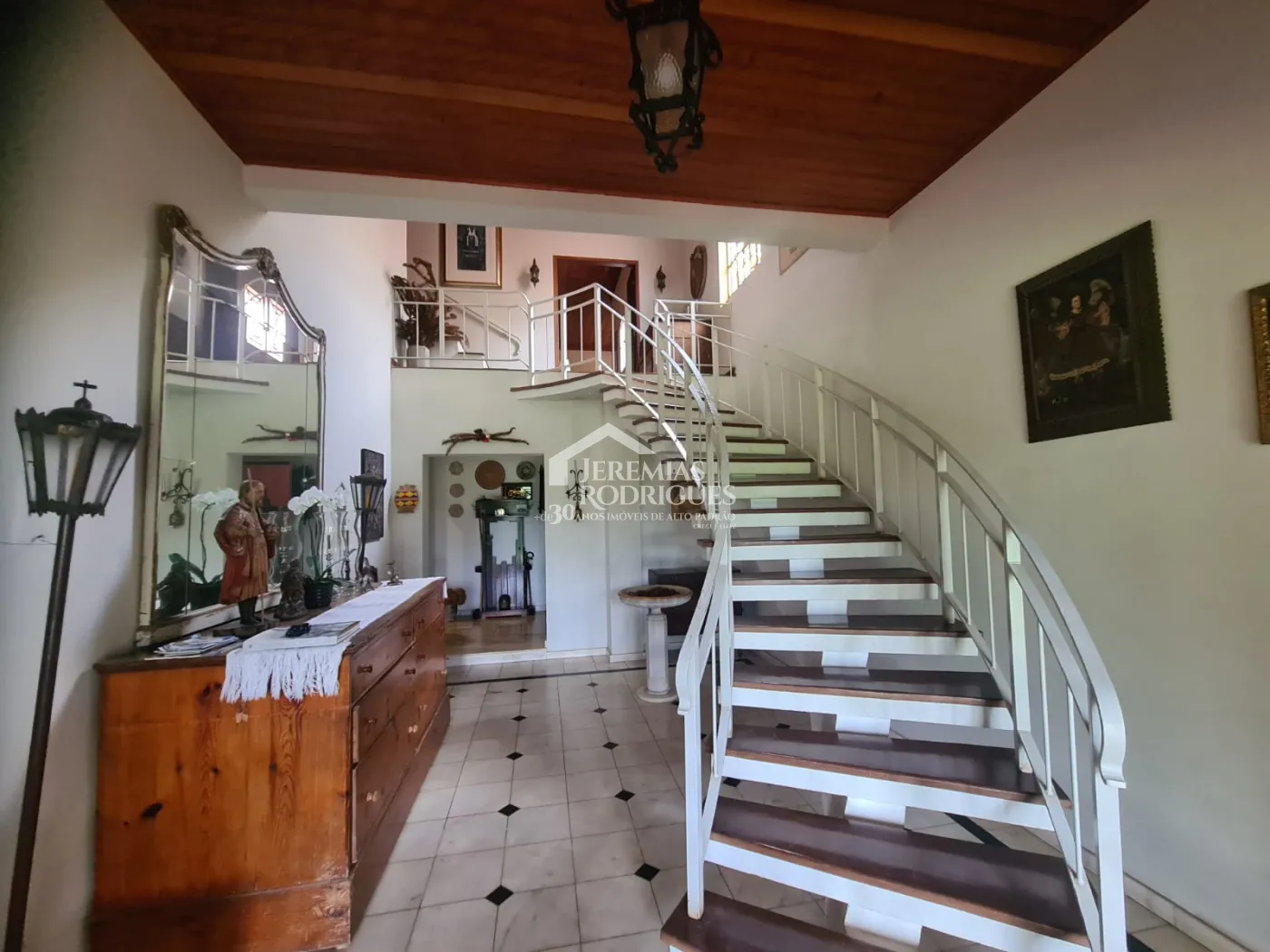 Casa à venda com 4 suítes no bairro Descansópolis em Campos do Jordão/SP.