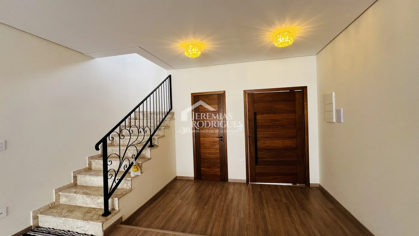 Casa assobradada à venda com 3 suítes no Condomínio e Ouro Ville em Taubaté/SP.