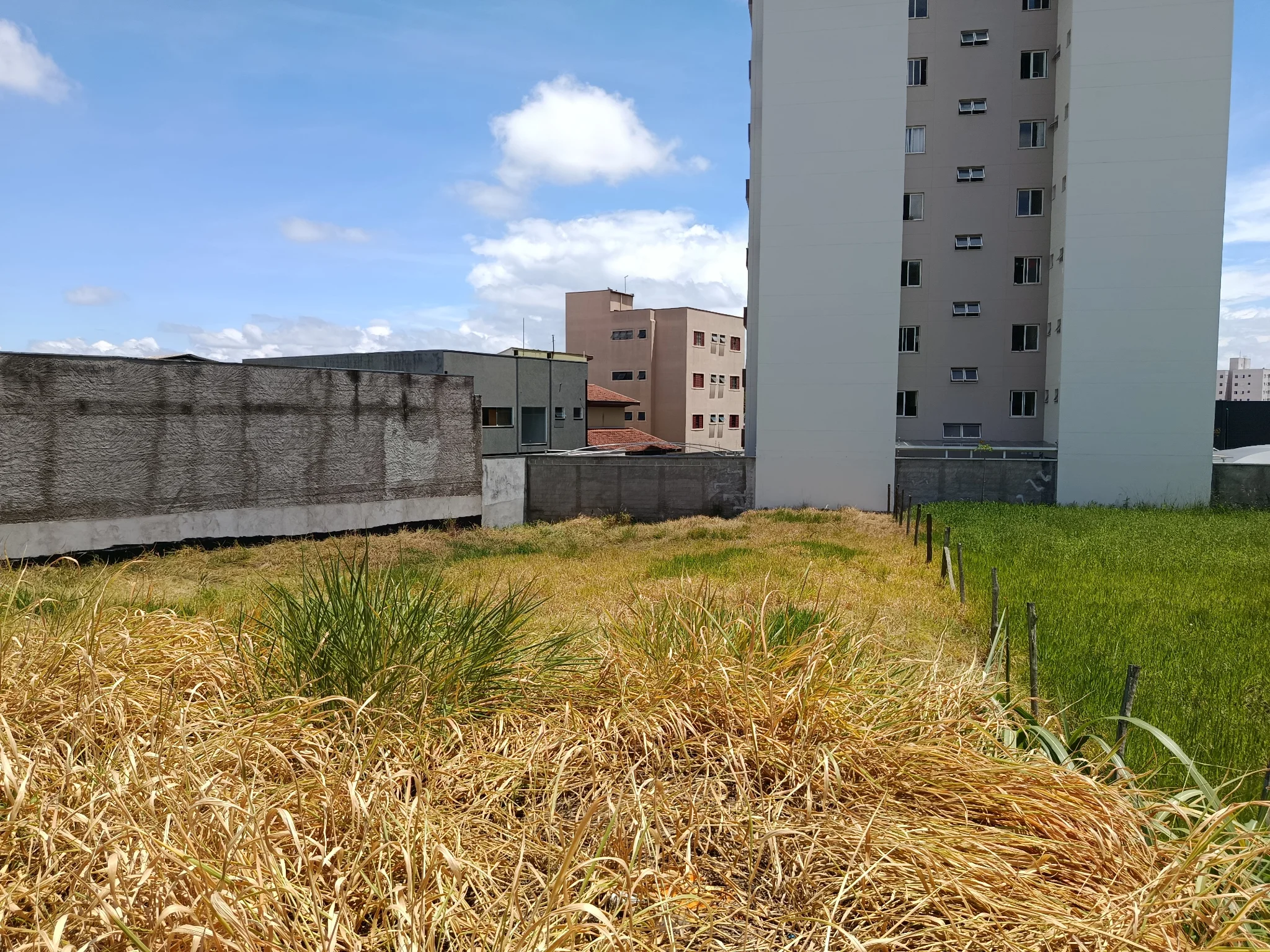 Área à venda com 1.600 m² no bairro Granja Daniel em Taubaté/SP. 