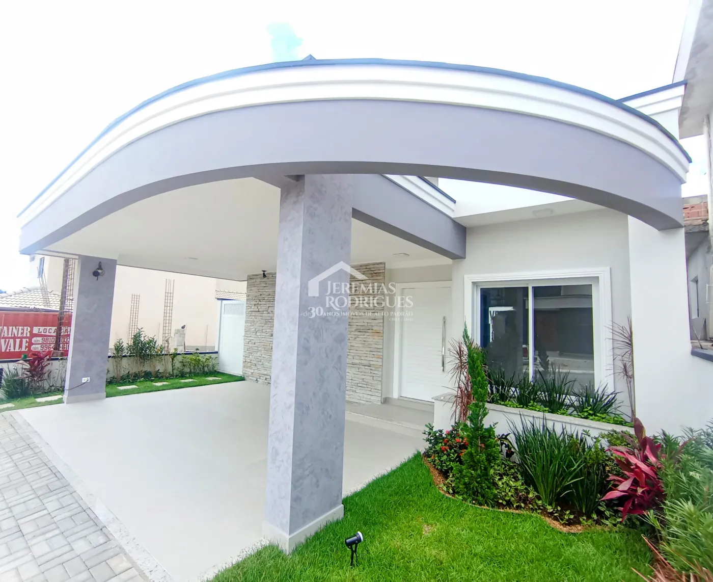 Casa à venda com 3 dormitórios no Condomínio Residencial Barão de Tremembé em Tremembé/SP.