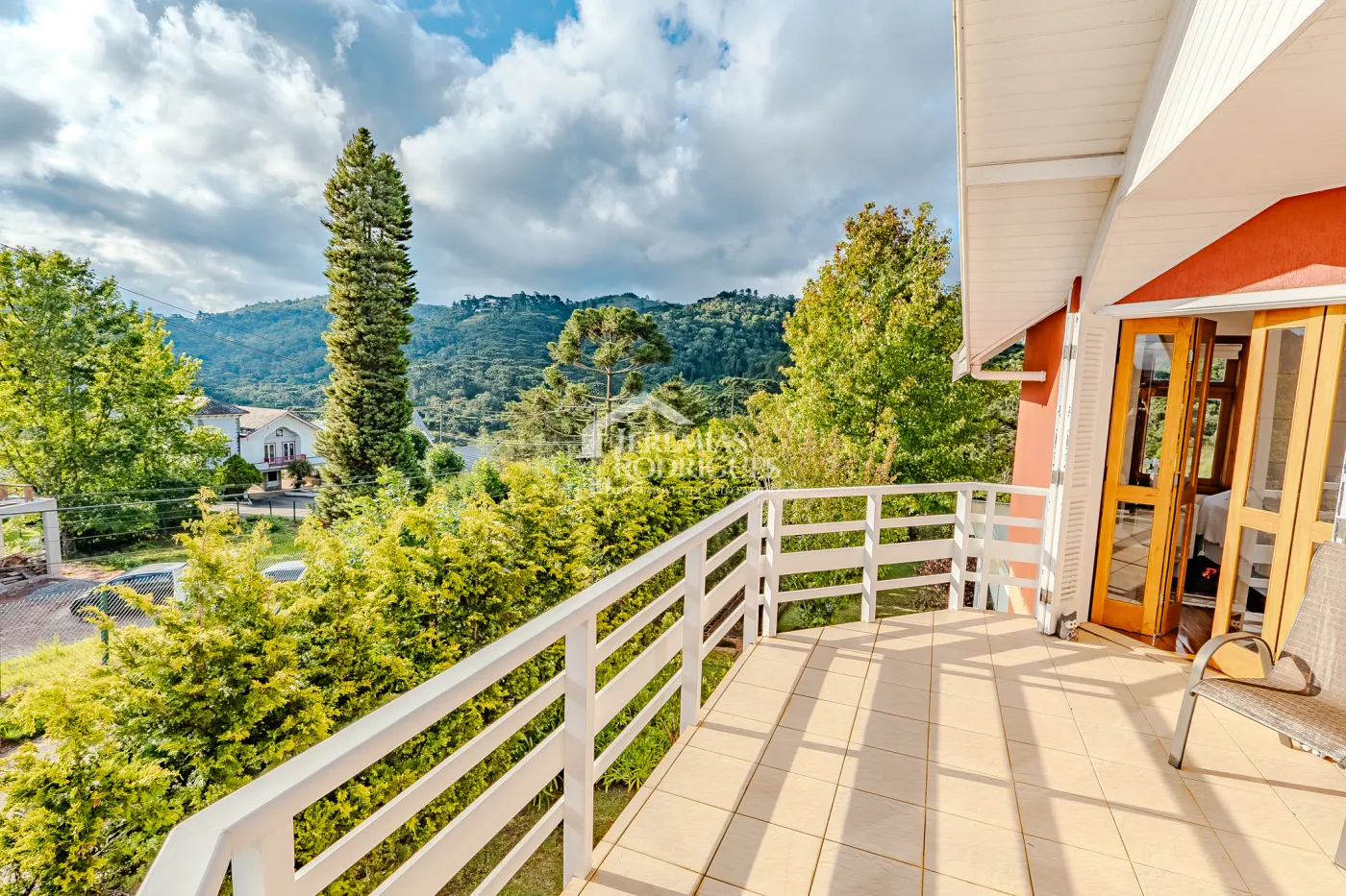 Casa assobradada à venda com 3 dormitórios no Condomínio Aldeia Austríaca em Campos do Jordão/SP.