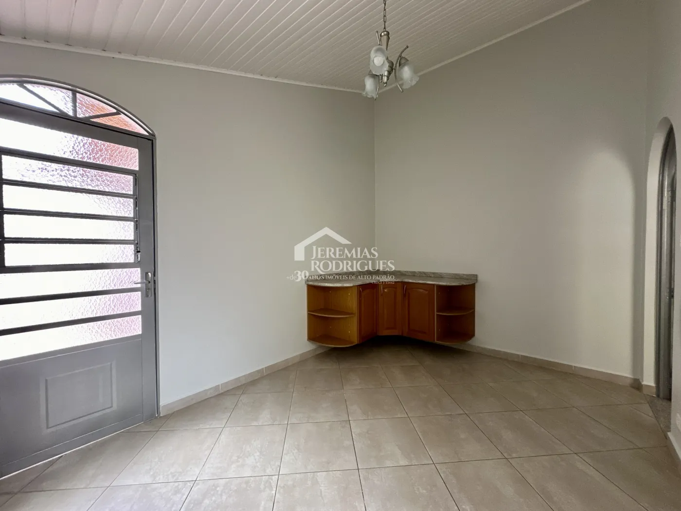 Casa para locação com 3 dormitórios no bairro Jardim Garcez em Taubaté/SP. 