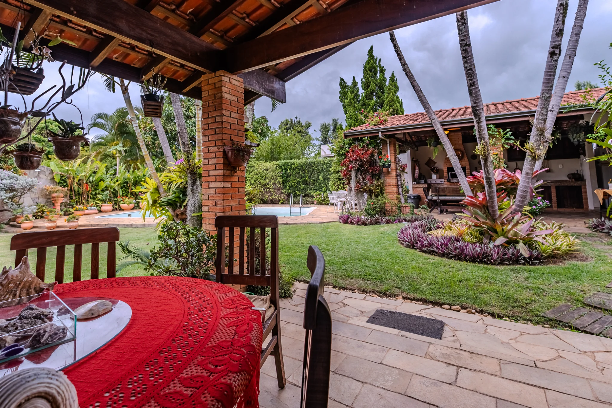 Casa à venda com 4 dormitórios no Condomínio Village Paineiras em Pindamonhangaba/SP. 