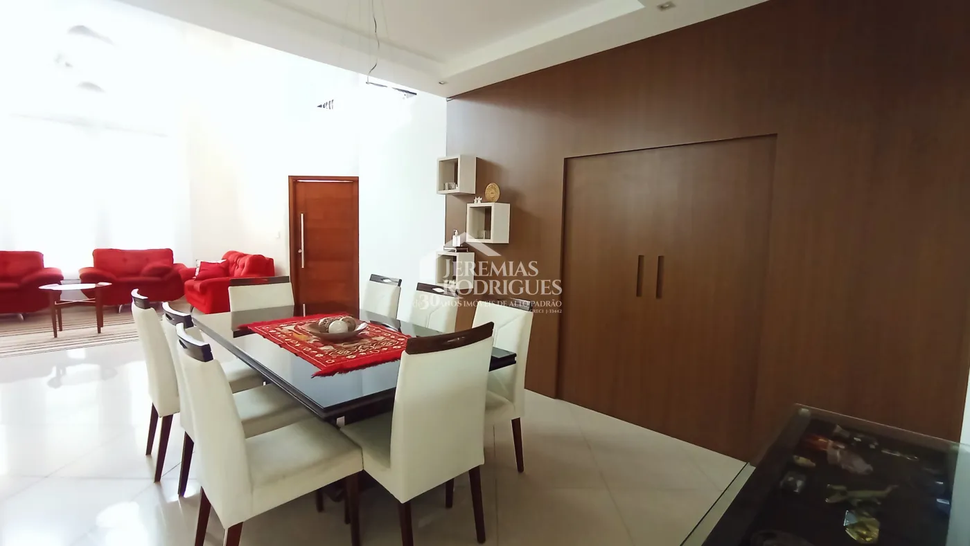 Casa para venda e locação com 4 dormitórios no Condomínio Jatobá em Tremembé/SP.