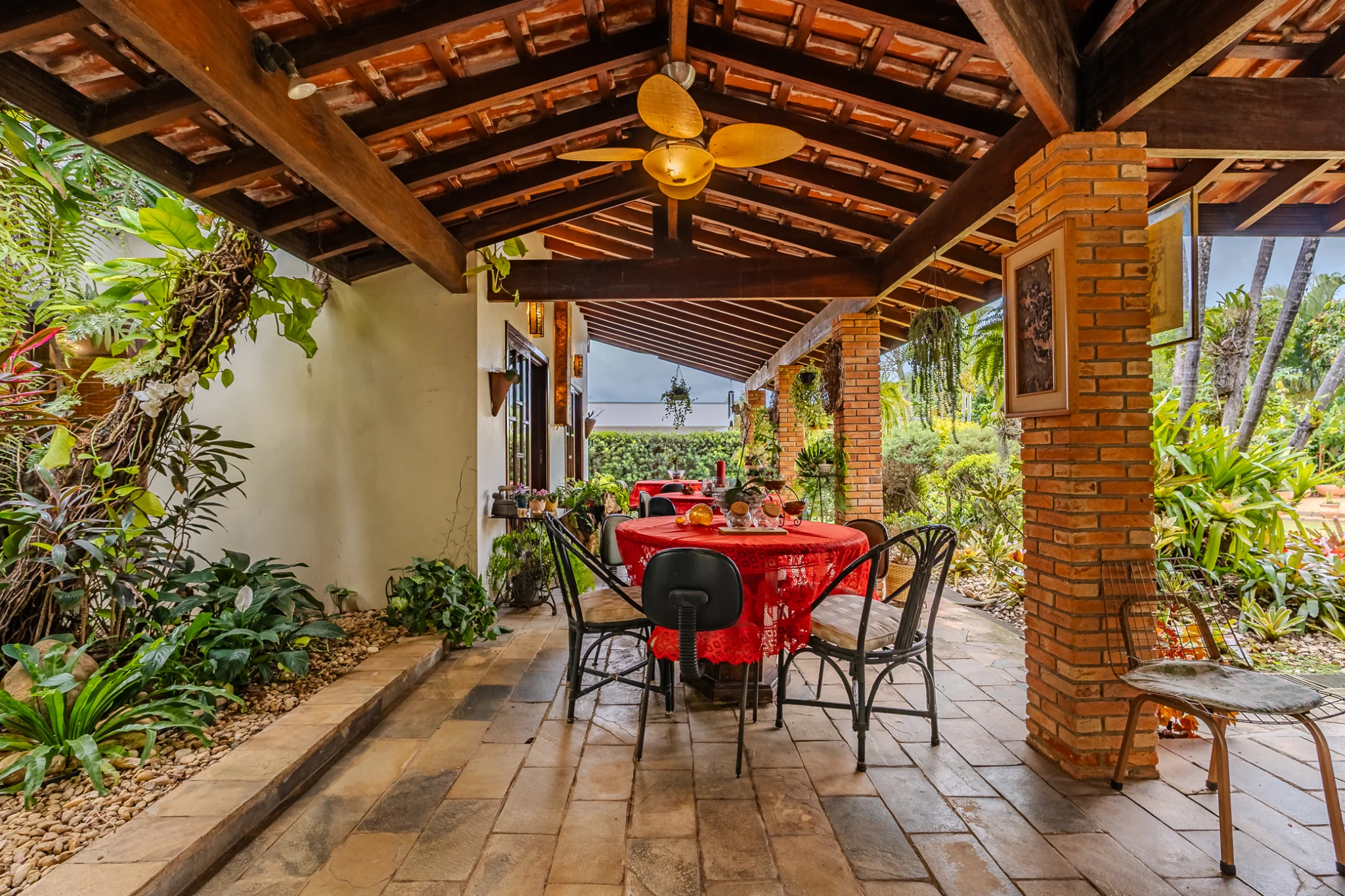 Casa à venda com 4 dormitórios no Condomínio Village Paineiras em Pindamonhangaba/SP. 