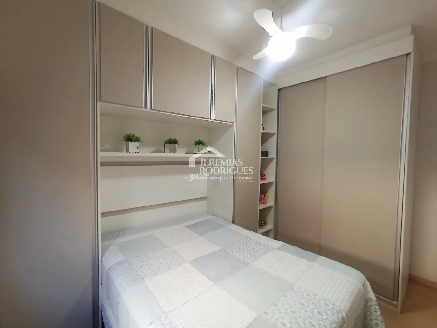 Casa à venda com 3 dormitórios no Condomínio Terras do Vale em Caçapava/SP.