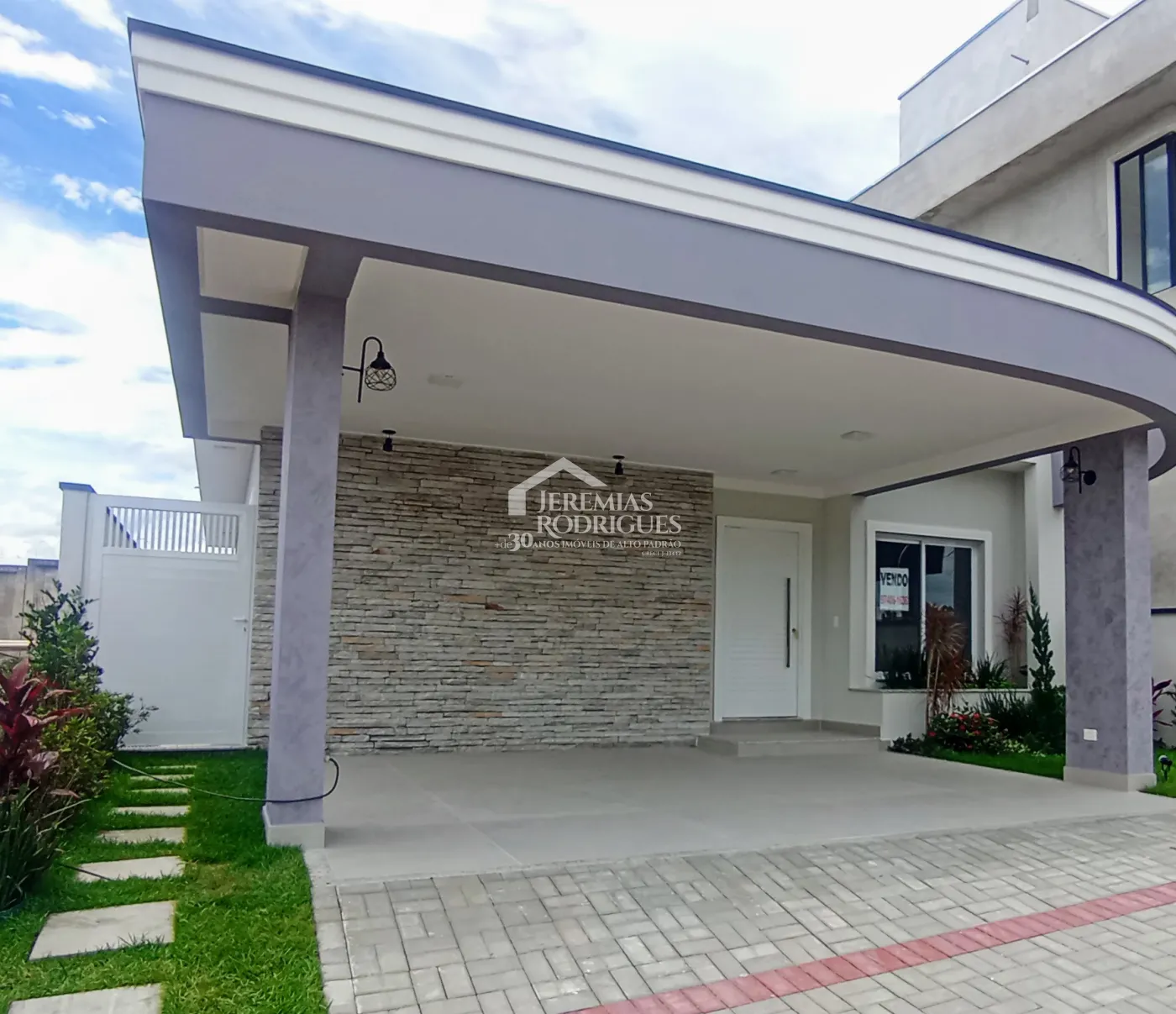 Casa à venda com 3 dormitórios no Condomínio Residencial Barão de Tremembé em Tremembé/SP.