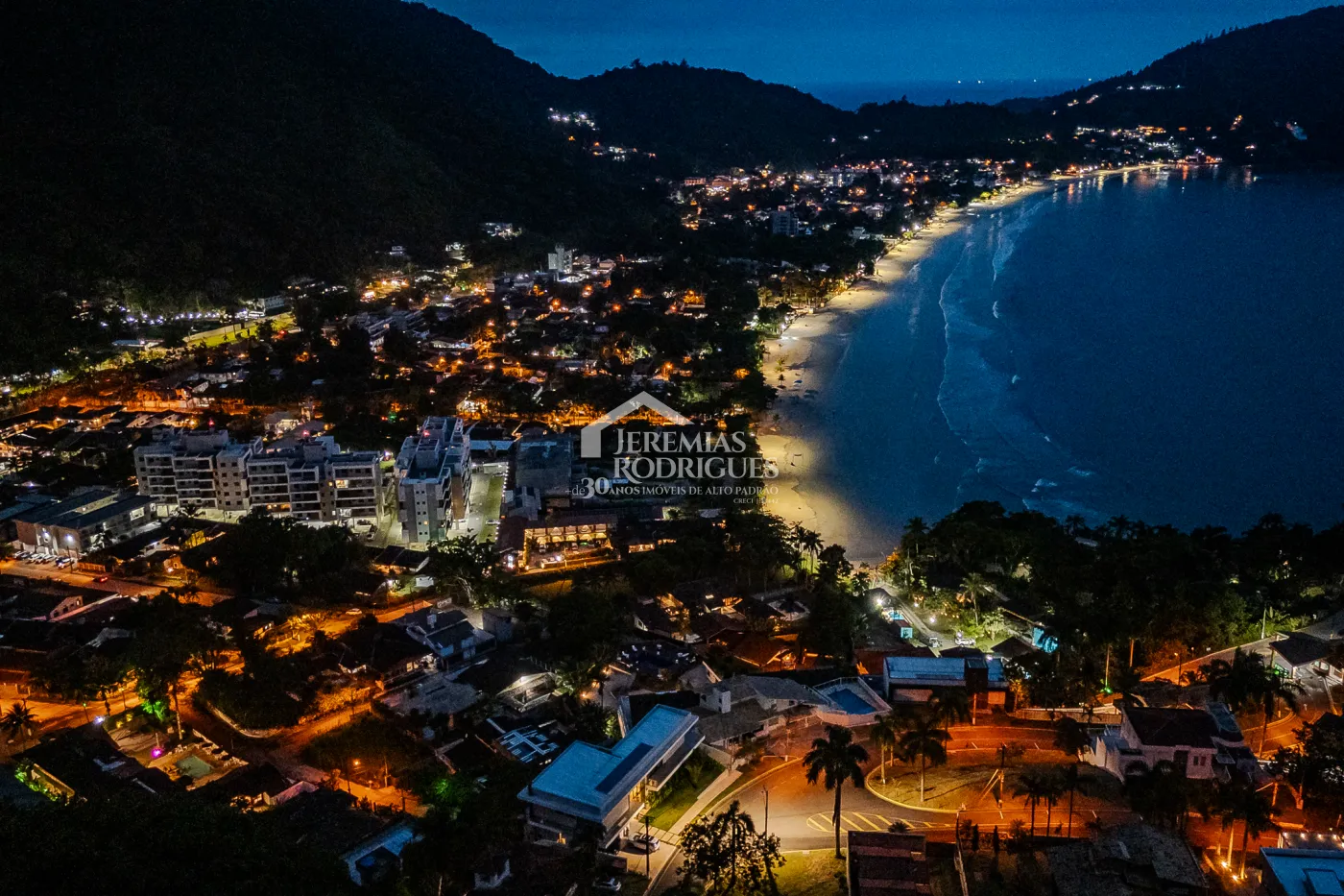 Mansão à venda com 7suítes no Condomínio Santa Rita em Ubatuba/SP.