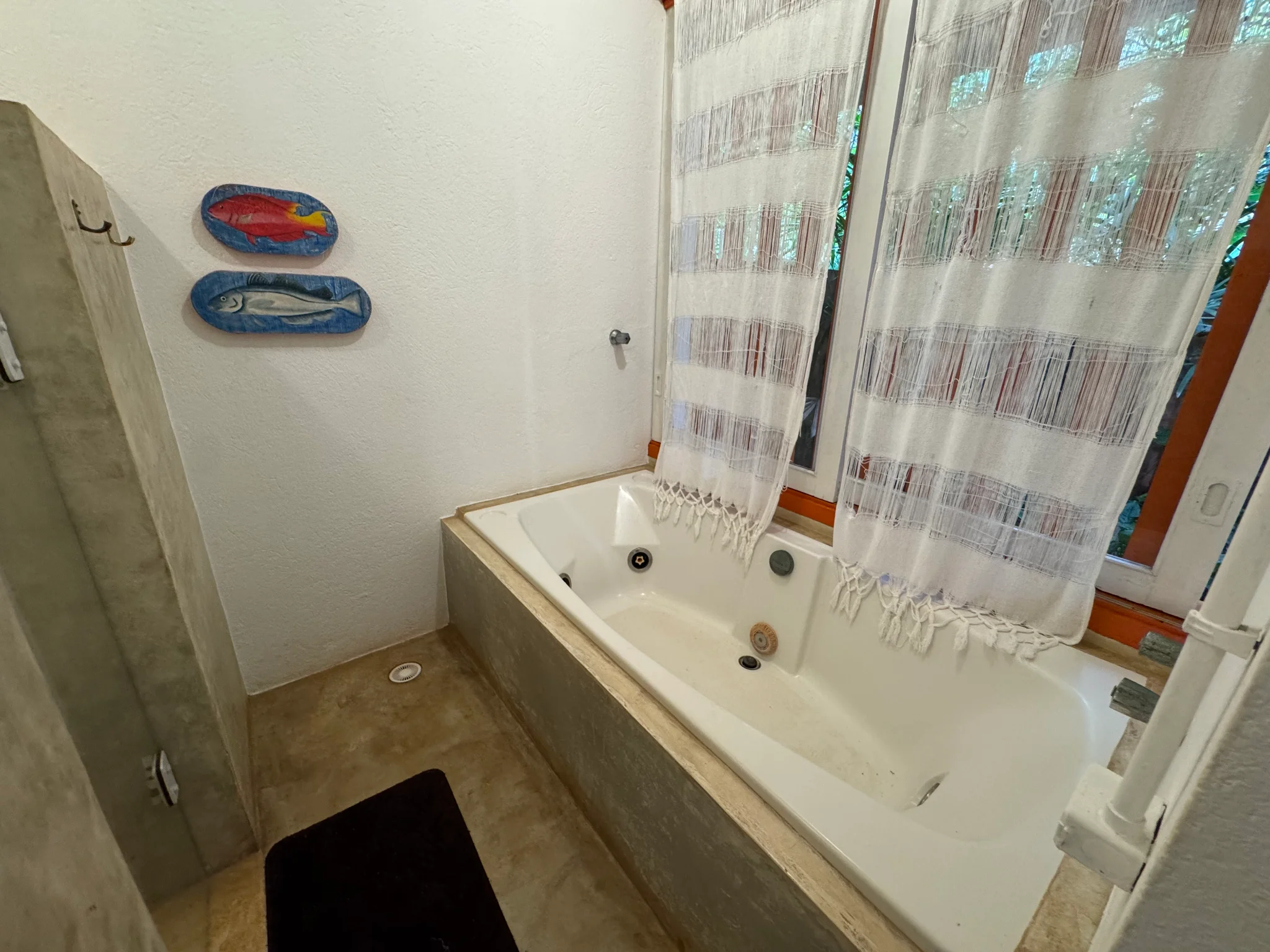 Casa à venda com 5 dormitórios na Praia Vermelha do Centro em Ubatuba/SP. 
