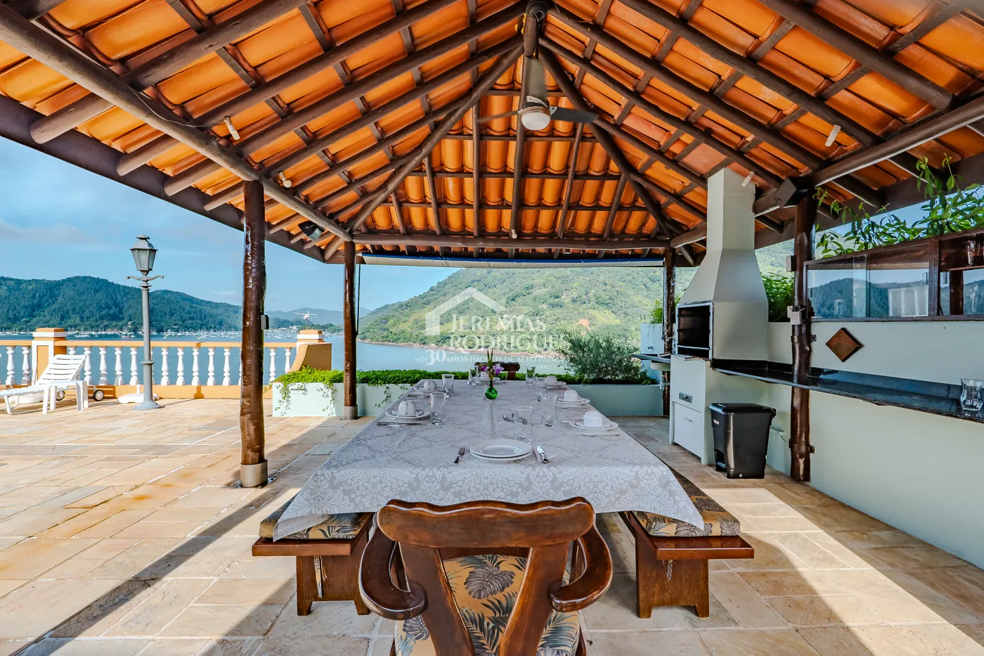 Mansão à venda com 7suítes no Condomínio Santa Rita em Ubatuba/SP.