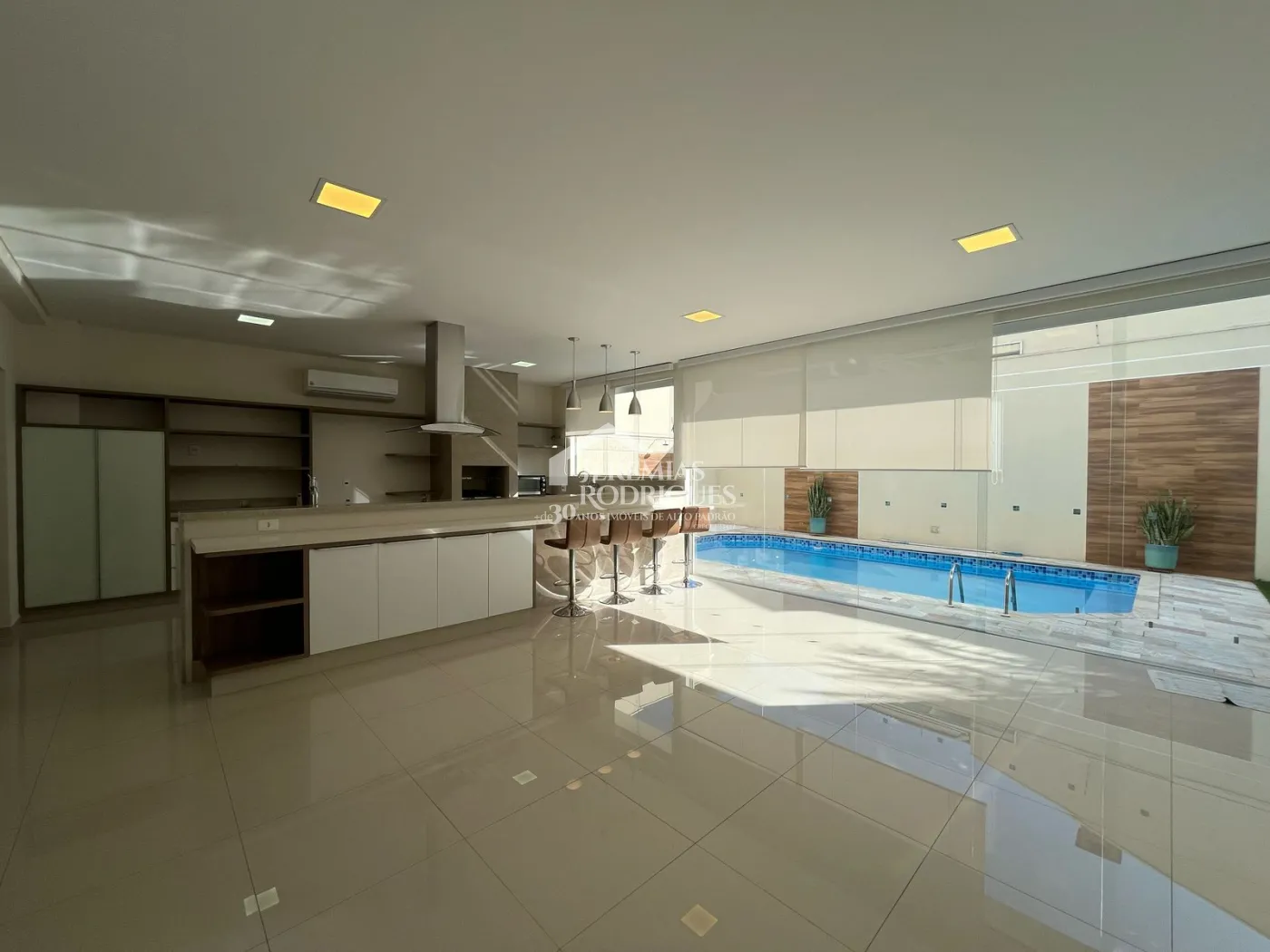 Casa à venda com 4 suítes no Condomínio Taubaté Village em Taubaté/SP.