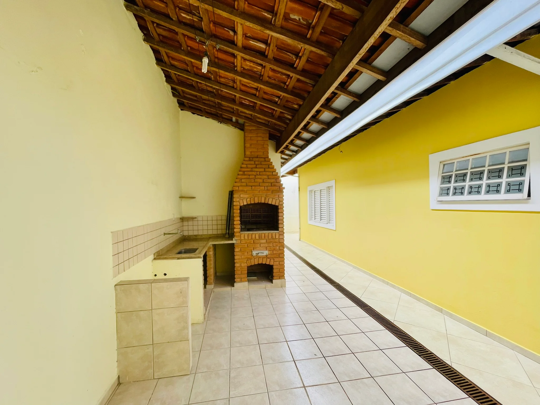 Casa à venda com 3 dormitórios no bairro Jardim das Nações em Taubaté/SP. 