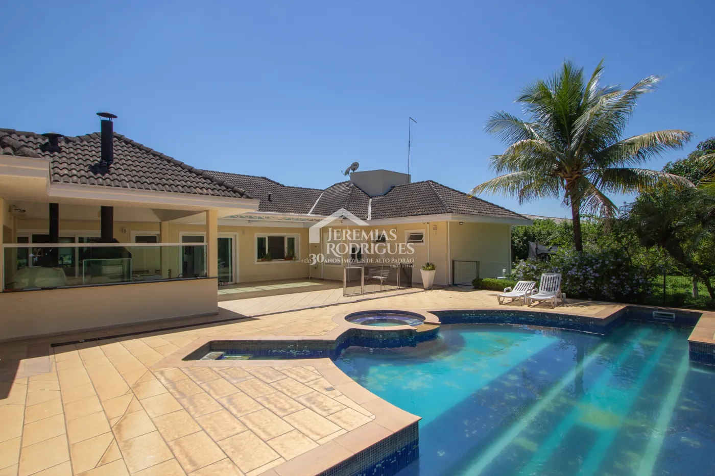 Casa para venda com 4 suítes no Condomínio Residencial dos Pinheiros em Caçapava/SP