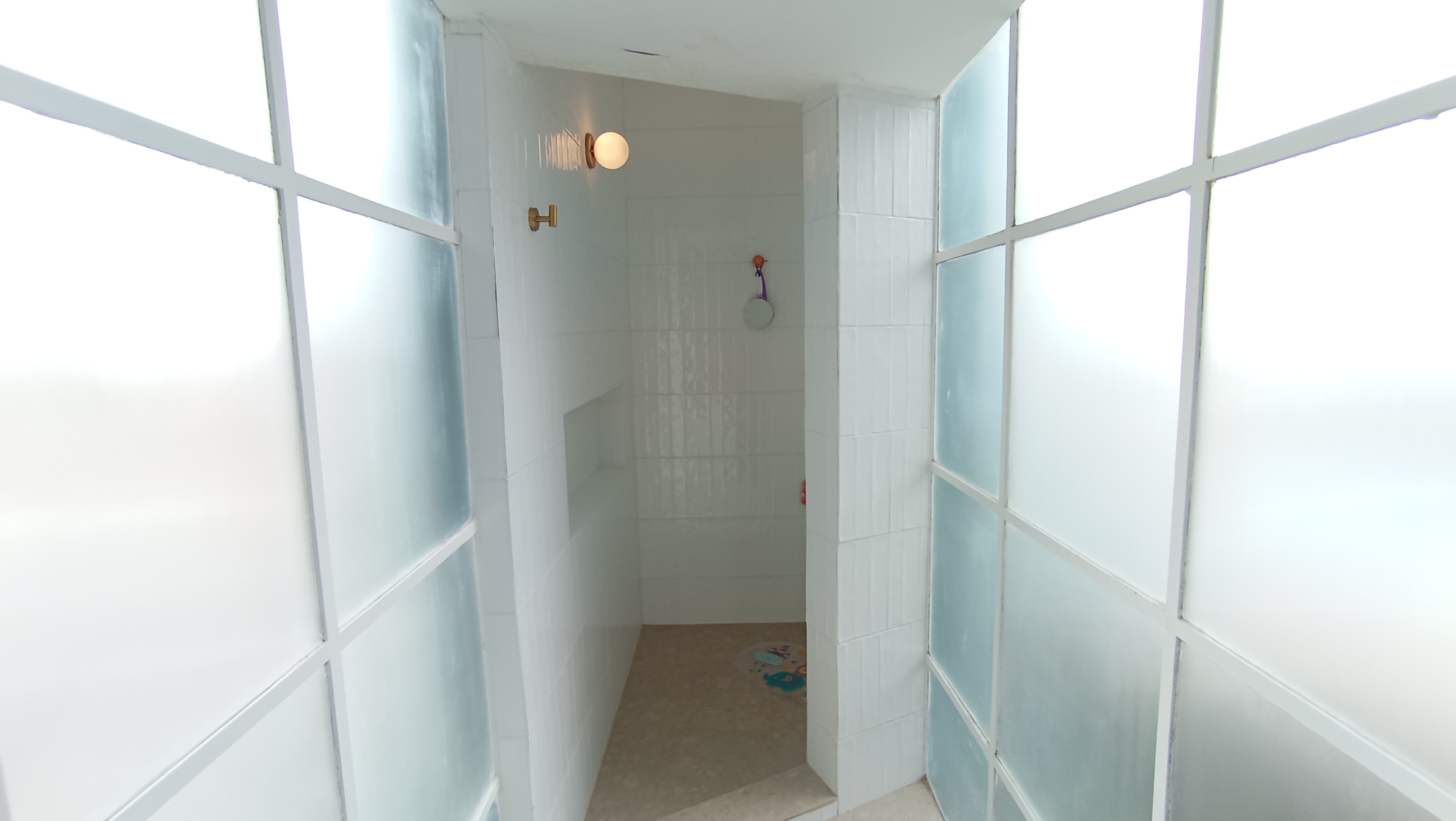 Casa à venda com 3 dormitórios no Condomínio Portal do Sol em Tremembé/SP.