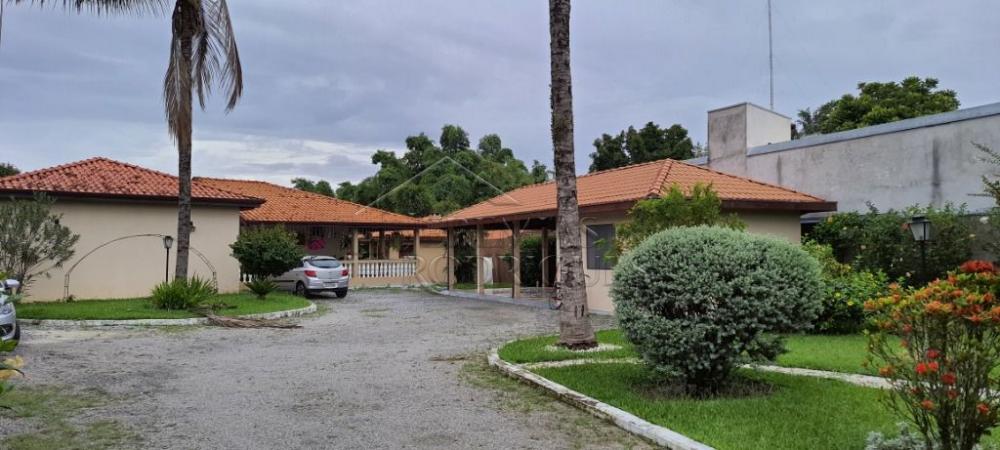 Chácara à venda com com 3 suítes no bairro Areão em Taubaté/SP. 