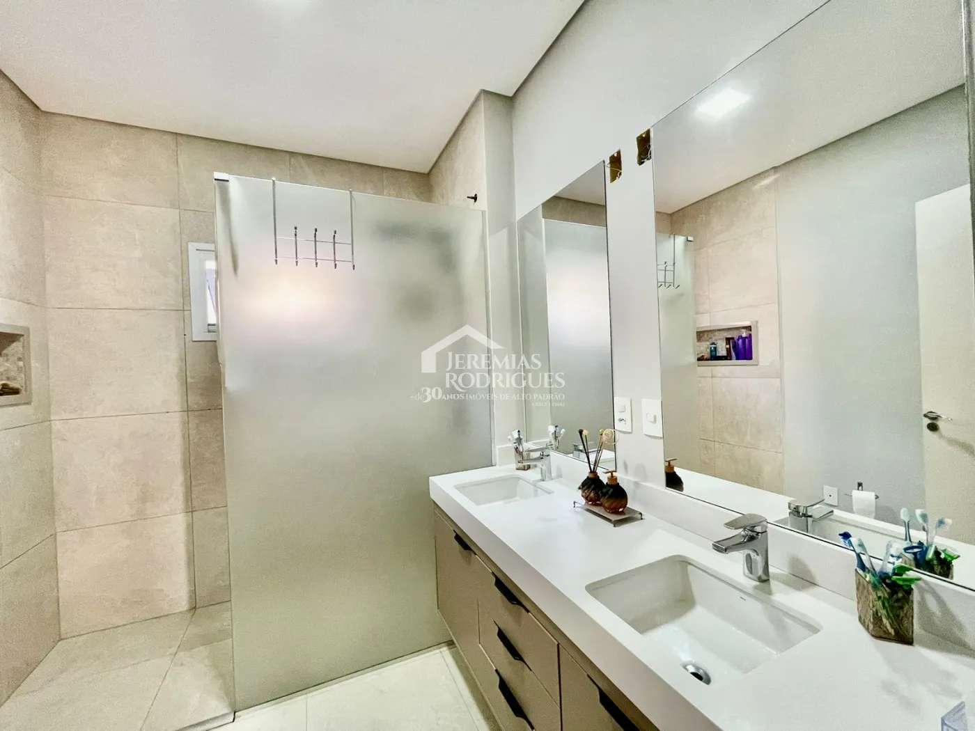 Casa à venda com 3 dormitórios no Condomínio Village da Serra em Tremembé/SP.