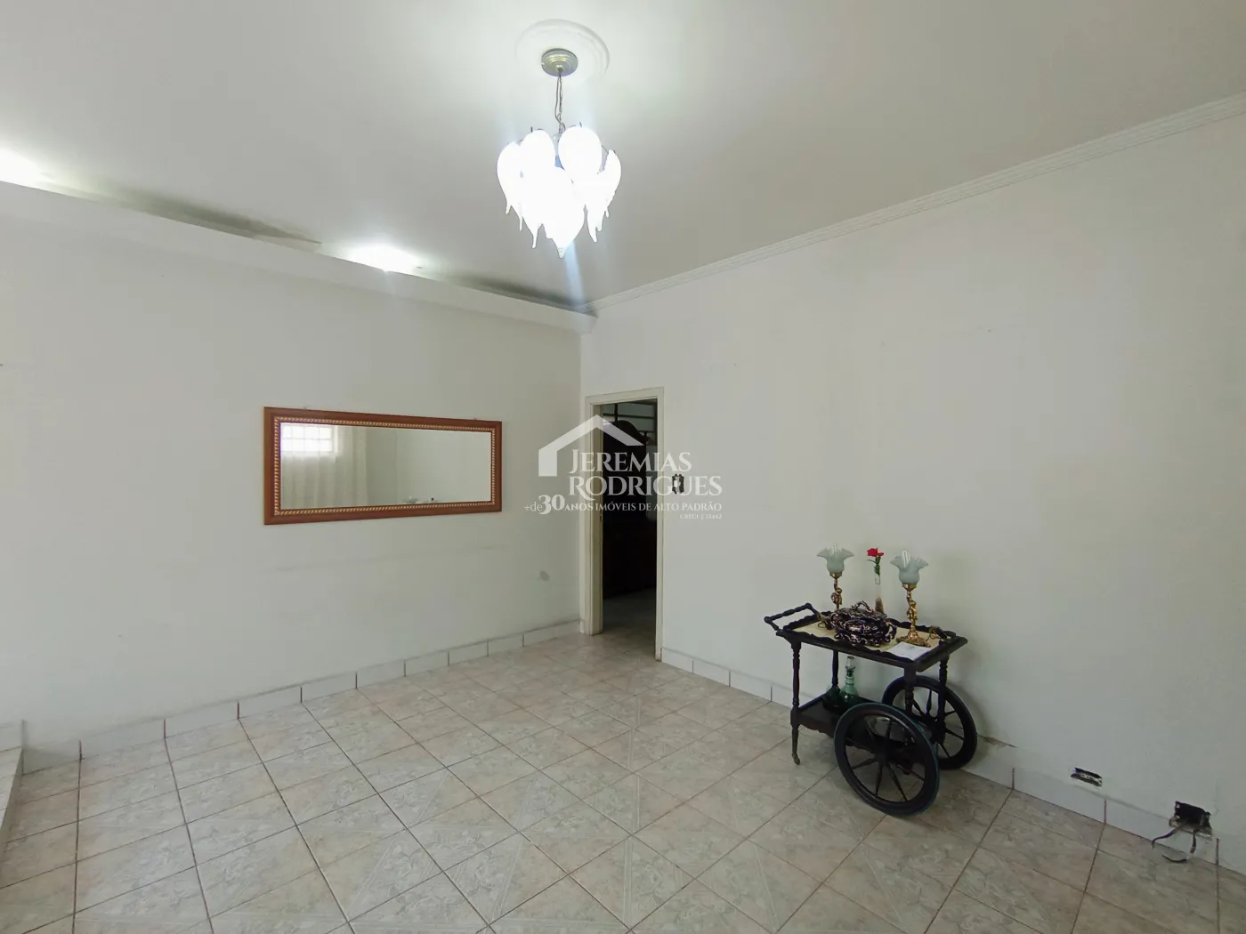 Casa para venda e locação no bairro Jardim Eulária em Taubaté/SP.