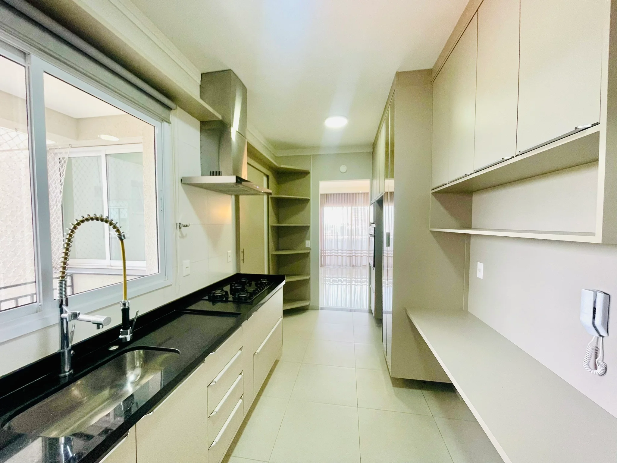 Apartamento à venda com 3 suítes no Condomínio Gran Terrace em Taubaté/SP. 