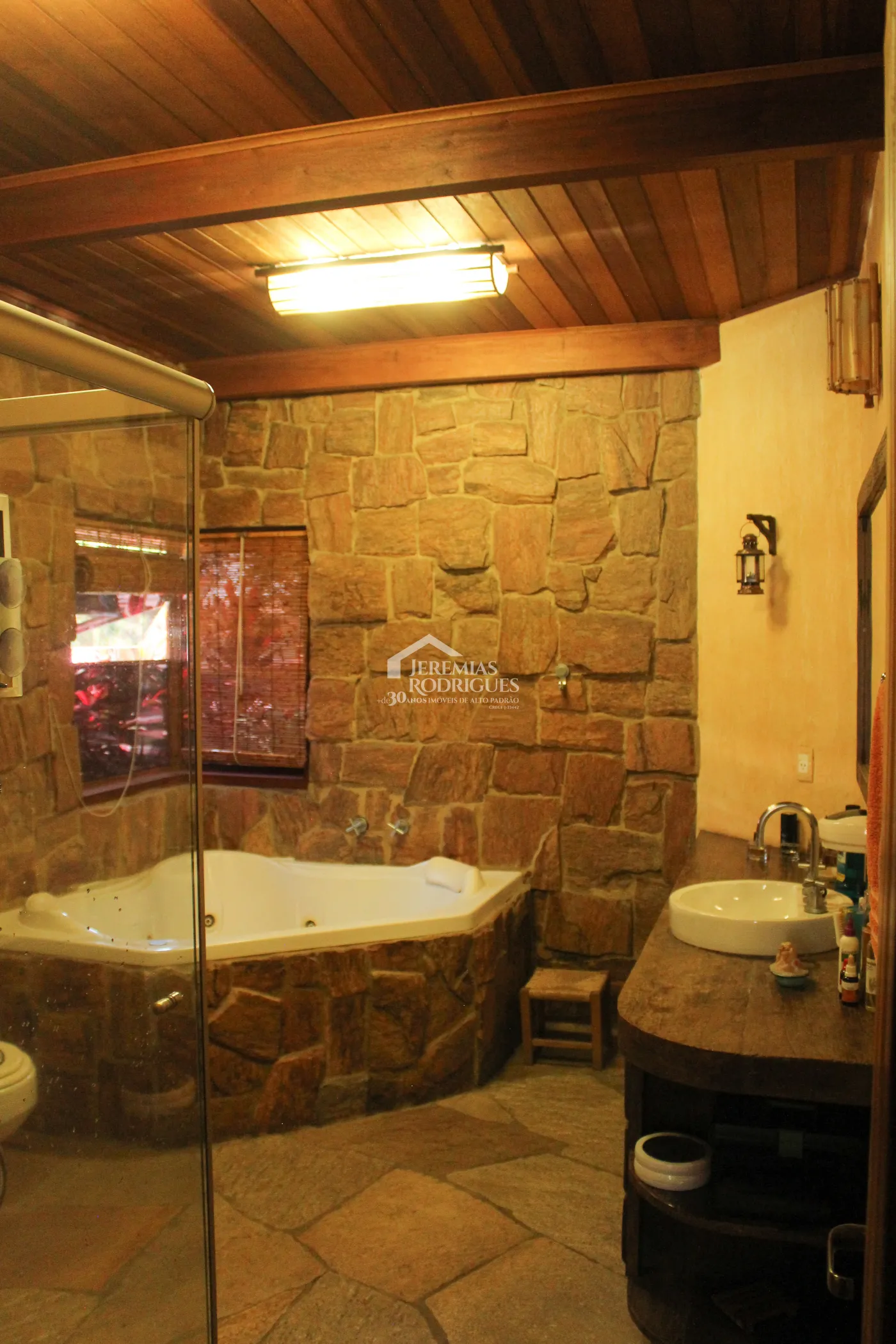 Casa para venda e locação com 5 dormitórios no Condomínio Taubaté Village em Taubaté/SP.