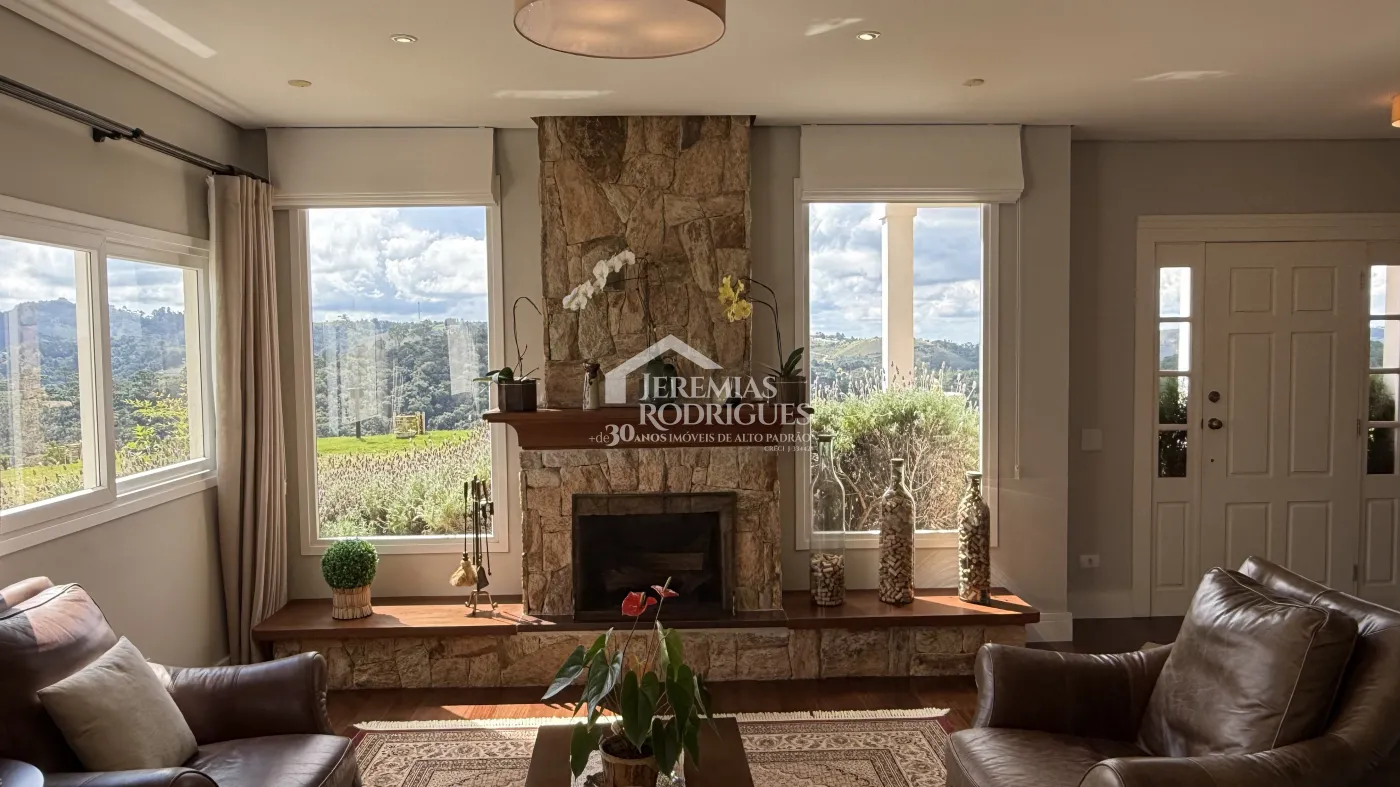 Casa à venda com 4 suítes no Condomínio Jardim Monte Belo em Campos do Jordão/SP.