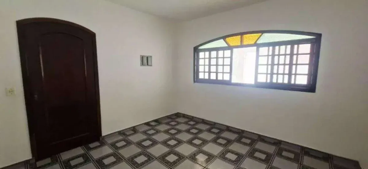 Casa GRANDE, 153m², Térrea com 03 quartos, 02 Vagas de Garagem Coberta, para locação no Jardim Ipê 4, São Bernardo do Campo - SP