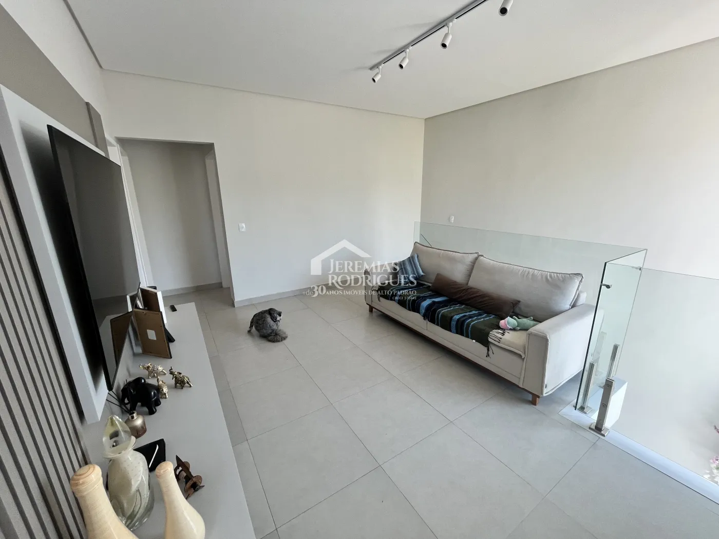 Casa assobradada à venda com 3 suítes no Condomínio Morada do Visconde em Tremembé /SP.