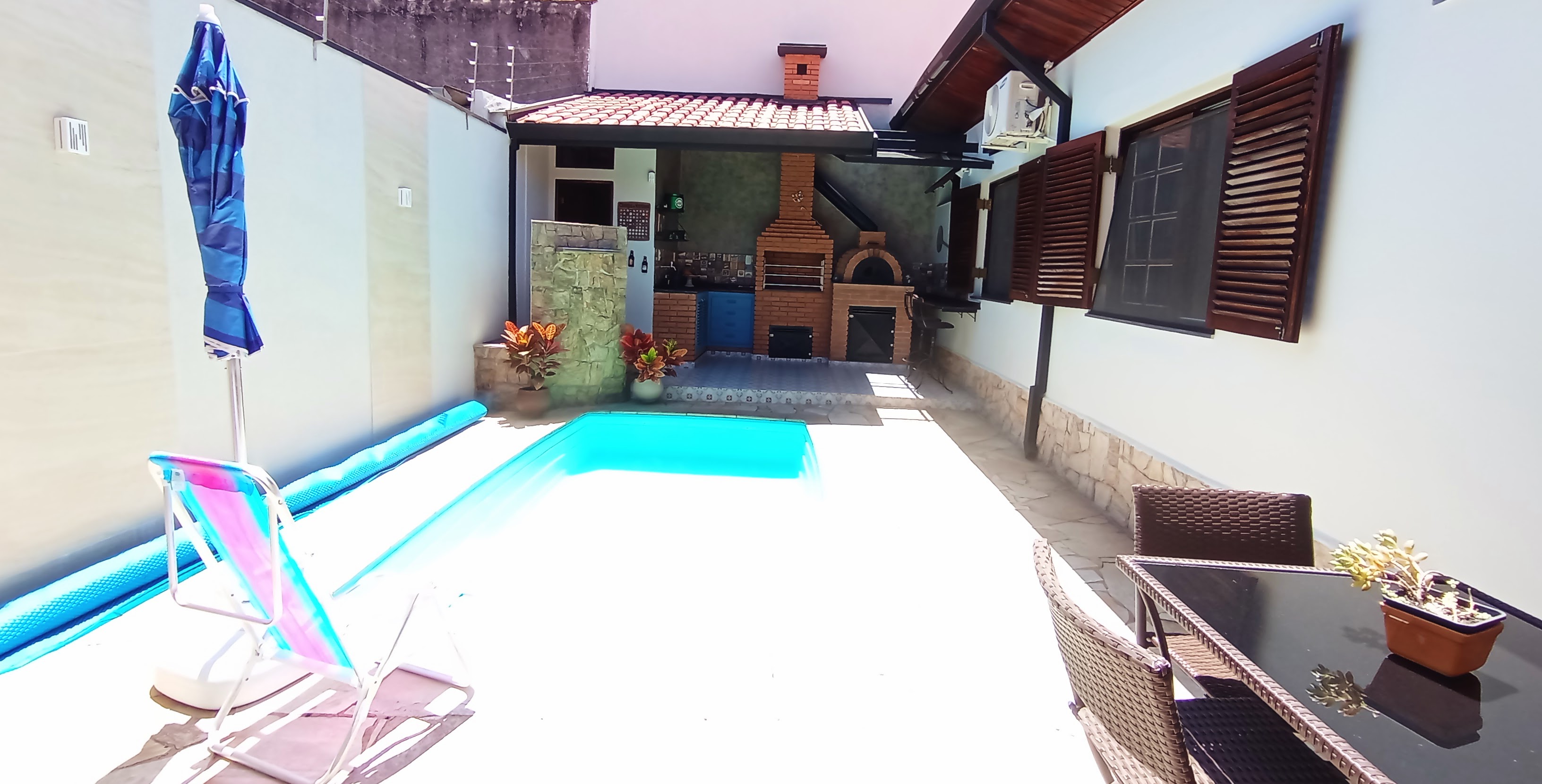 Casa à venda com 3 dormitórios no bairro Jardim do Sol em Taubaté/SP.