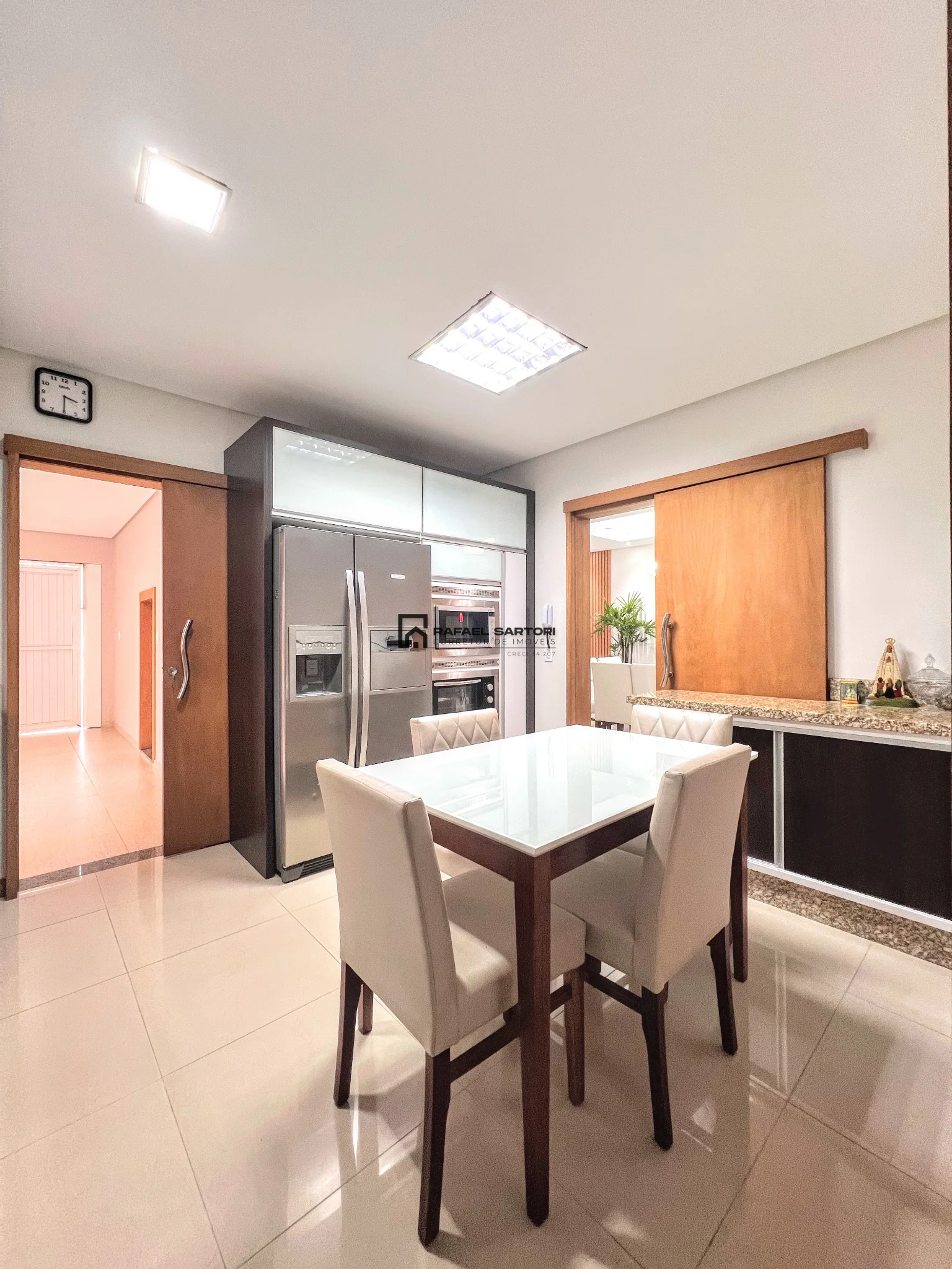 CASA COM 04 SUITES NO AMIZADE