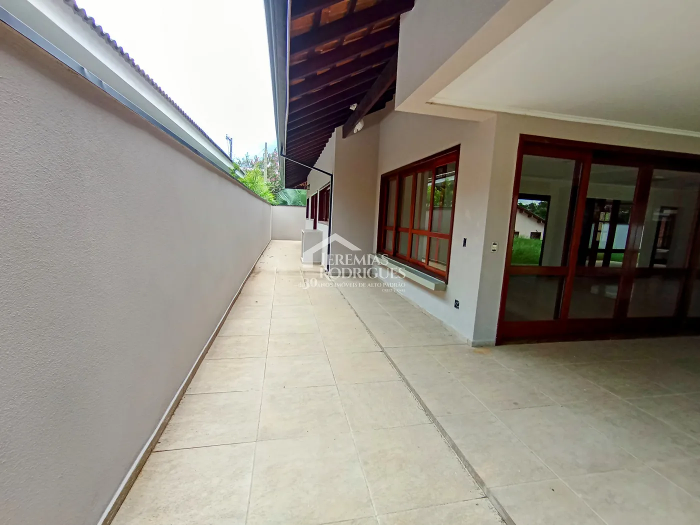 Casa à venda e locação com 4 suítes no Condomínio Colonial Village I em Pindamonhangaba/SP.