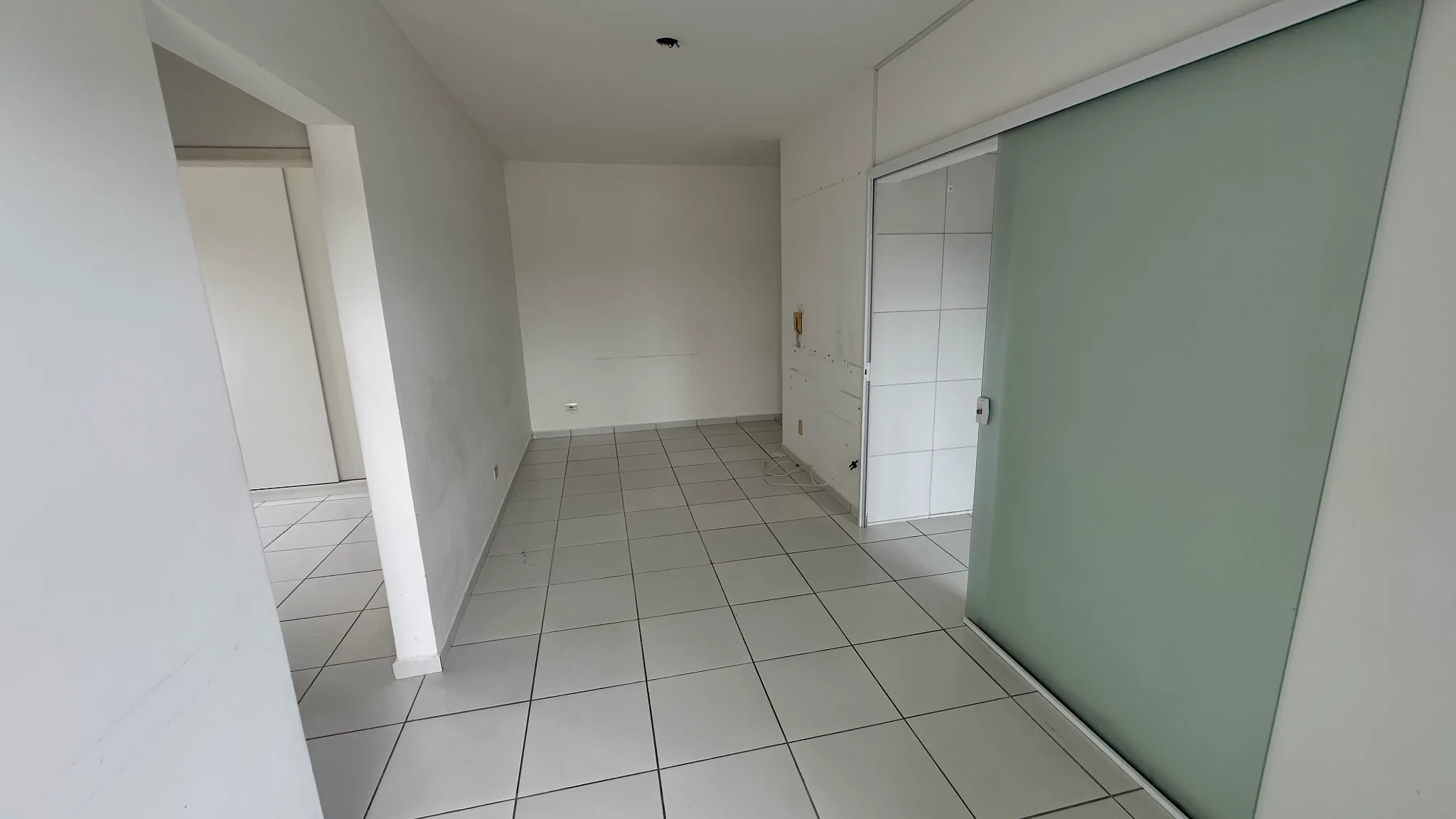 Apartamento para locação com 2 dormitórios no Condomínio Andrade em Pindamonhangaba/SP. 