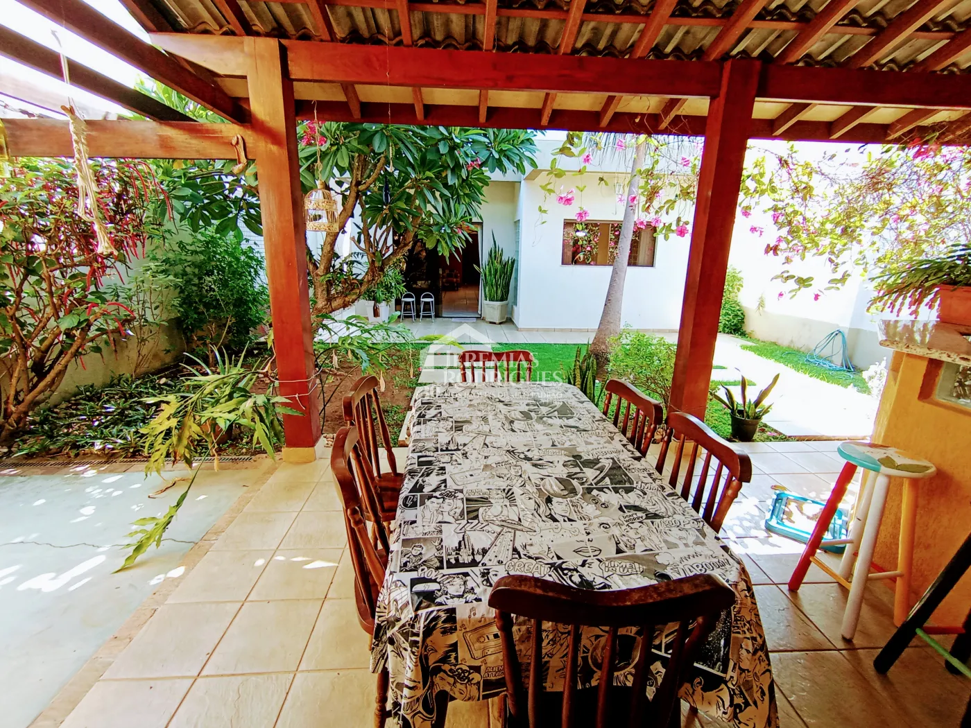 Casa assobradada à venda com 3 suítes no Condomínio Fortaleza em Taubaté/SP.