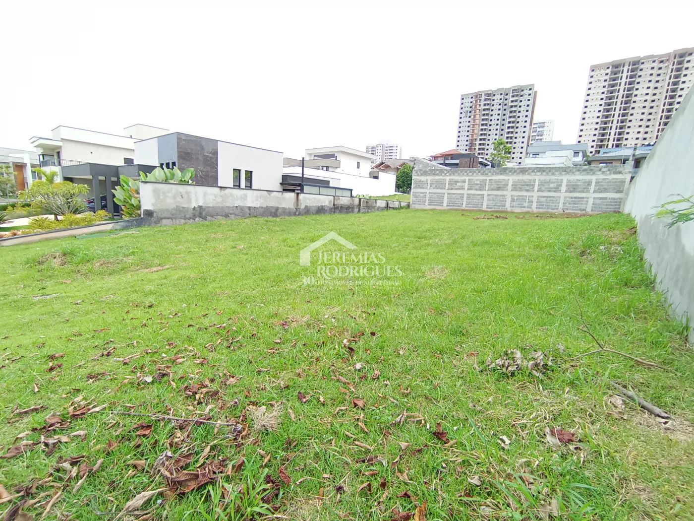 Terreno à venda com 451 m² no Condomínio Monte Carlo em São José dos Campos/SP.