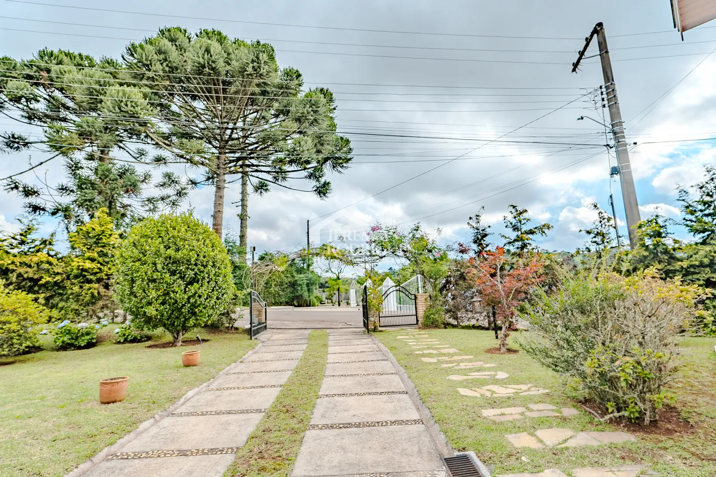 Casa assobradada à venda com 3 dormitórios no Condomínio Aldeia Austríaca em Campos do Jordão/SP.