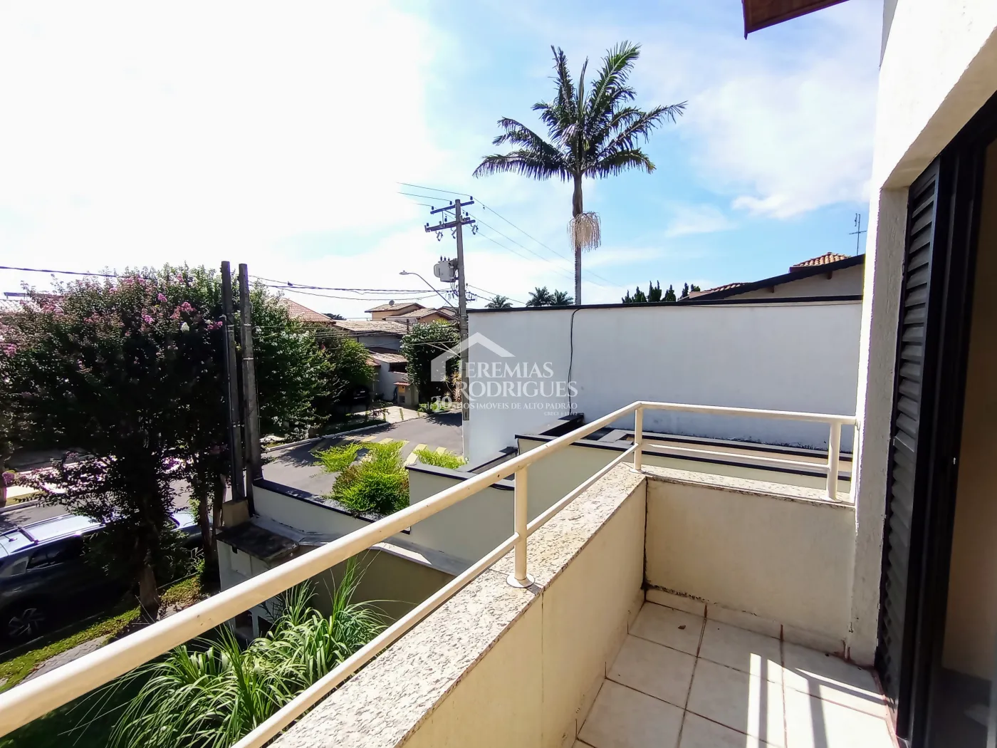 Casa assobradada à venda com 3 suítes no Condomínio Fortaleza em Taubaté/SP.