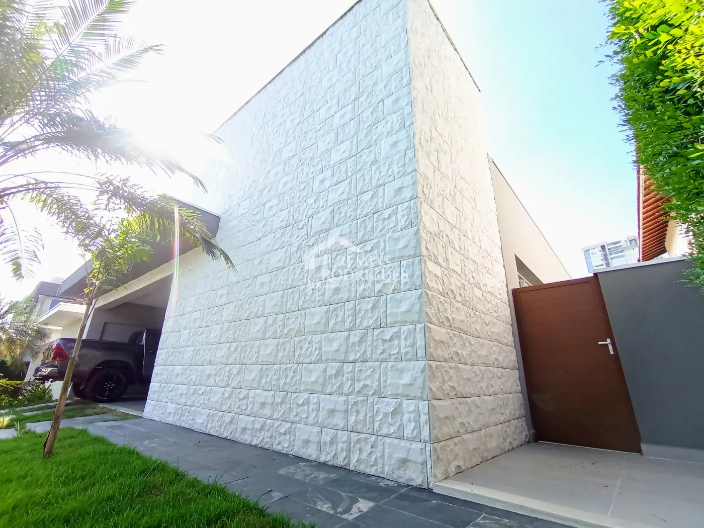 Casa à venda com 3 dormitórios no Condomínio Taubaté Village em Taubaté/SP.