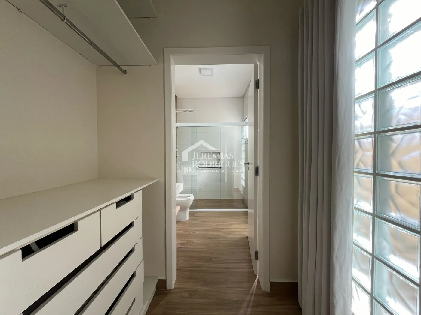 Casa à venda com 4 suítes no Condomínio Taubaté Village em Taubaté/SP.