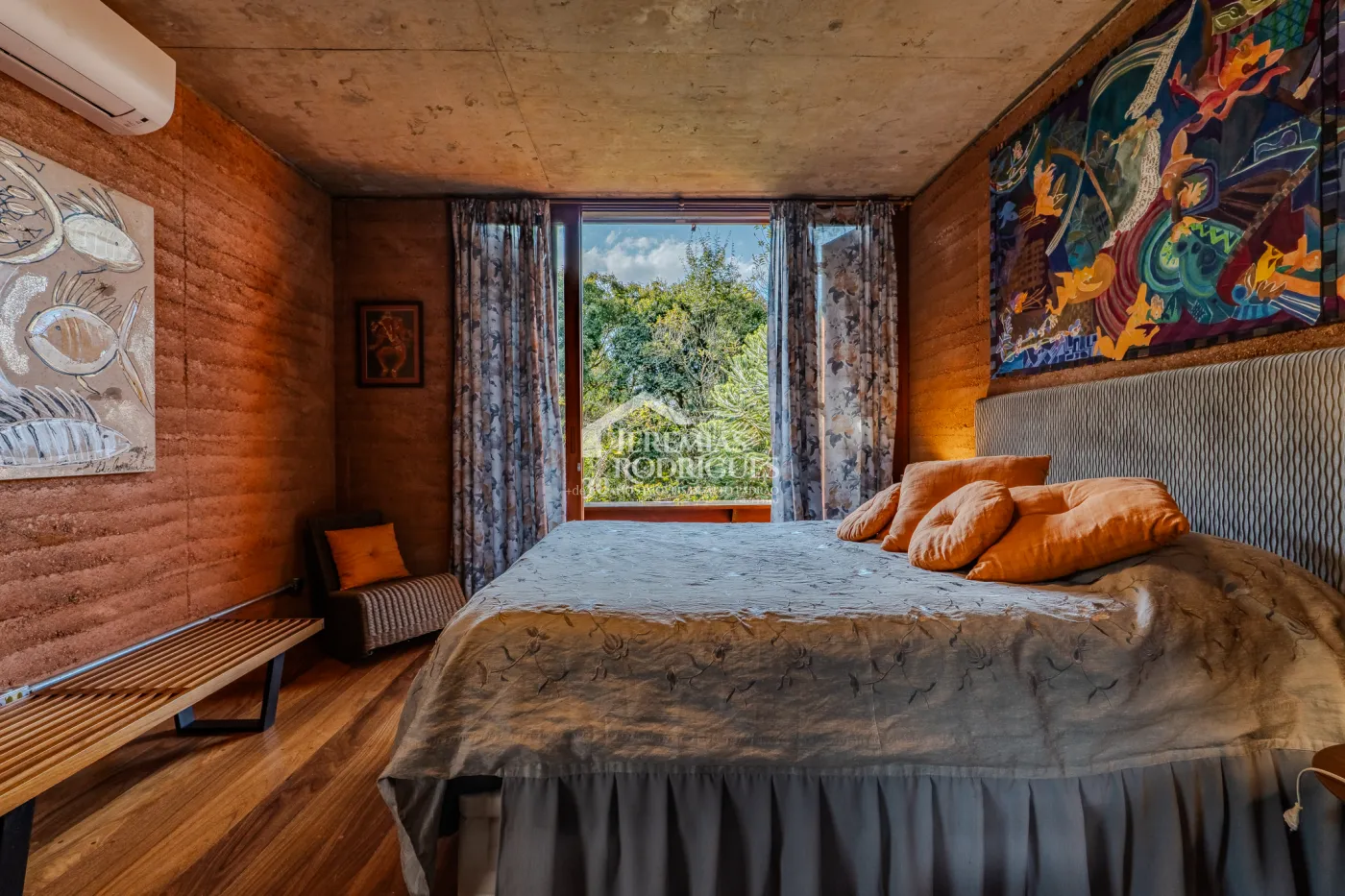 Mansão à venda com 4 suítes no Condomínio Parque da Mantiqueira em Santo Antônio do Pinhal/SP.