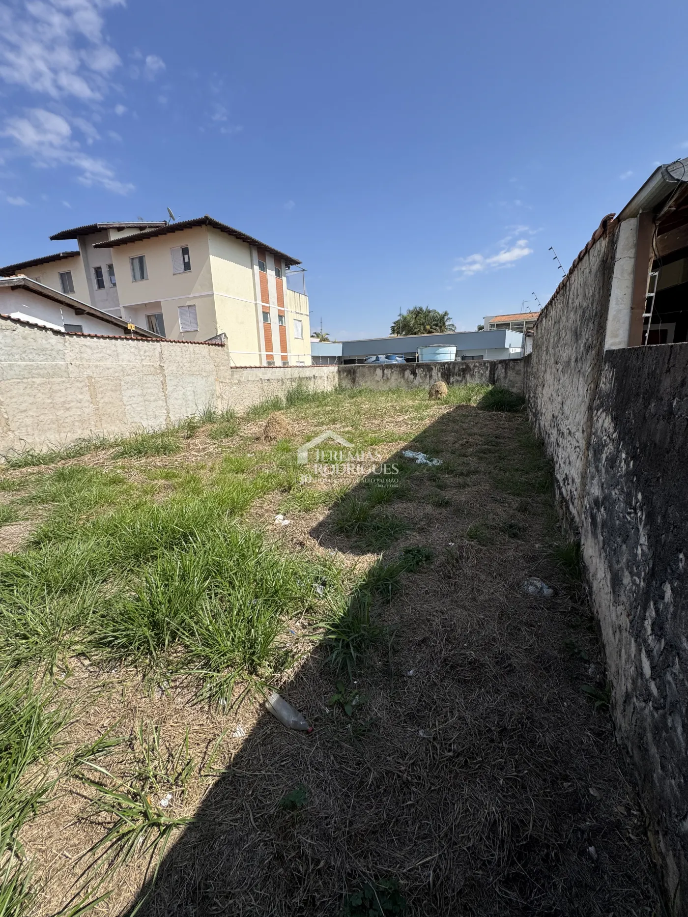 Terreno à venda com 300 m² no bairro Vila Bourghese em Pindamonhangaba/SP.