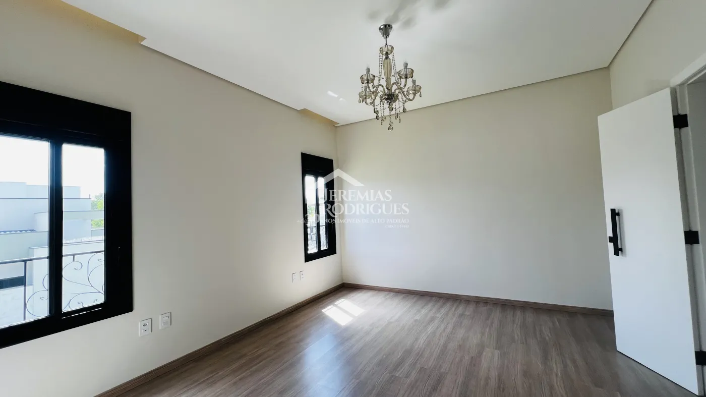 Casa assobradada à venda com 3 suítes no Condomínio e Ouro Ville em Taubaté/SP.