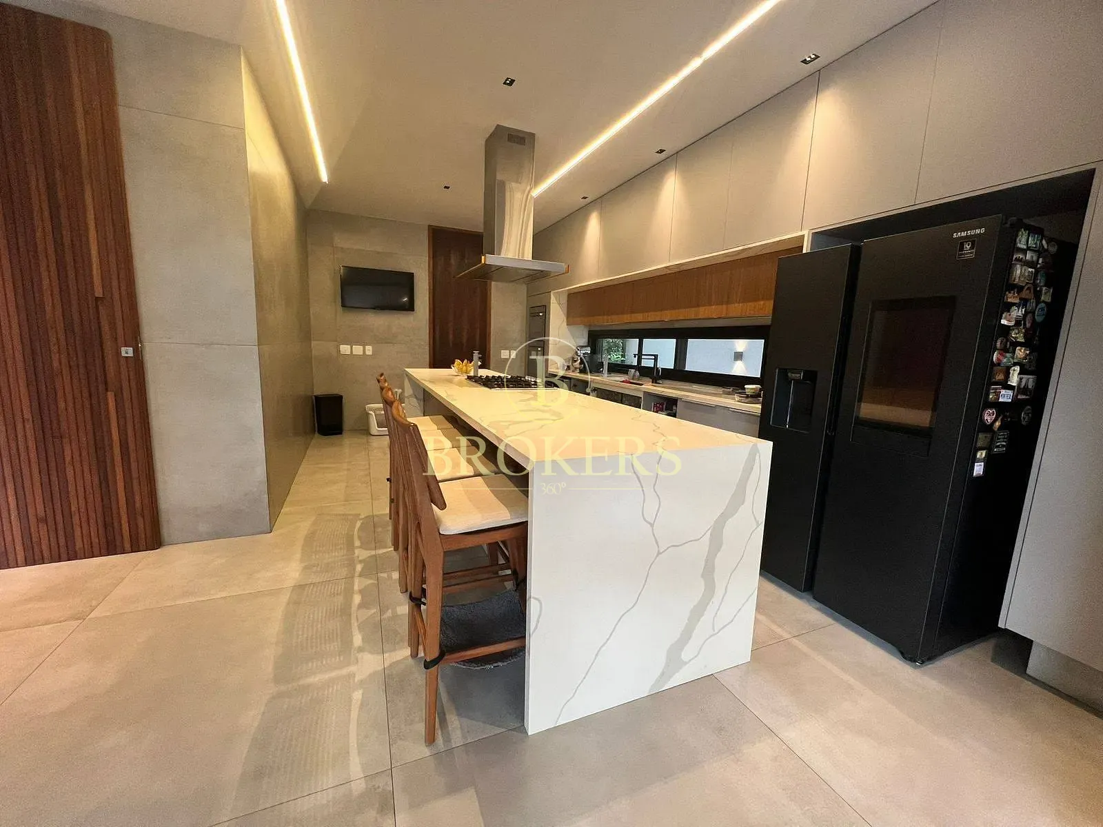 Moderna e sofisticada: Casa triplex no Alphaville com elevador, 5 suítes e terraço panorâmico por R — foto 1
