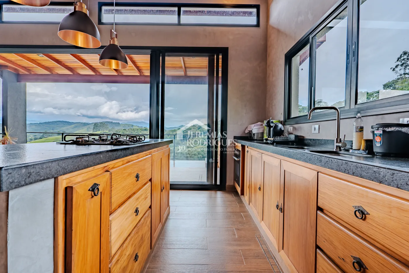 Casa à venda térrea com 2 suítes no Condomínio Parque da Mantiqueira em Santo Antônio do Pinhal/SP.