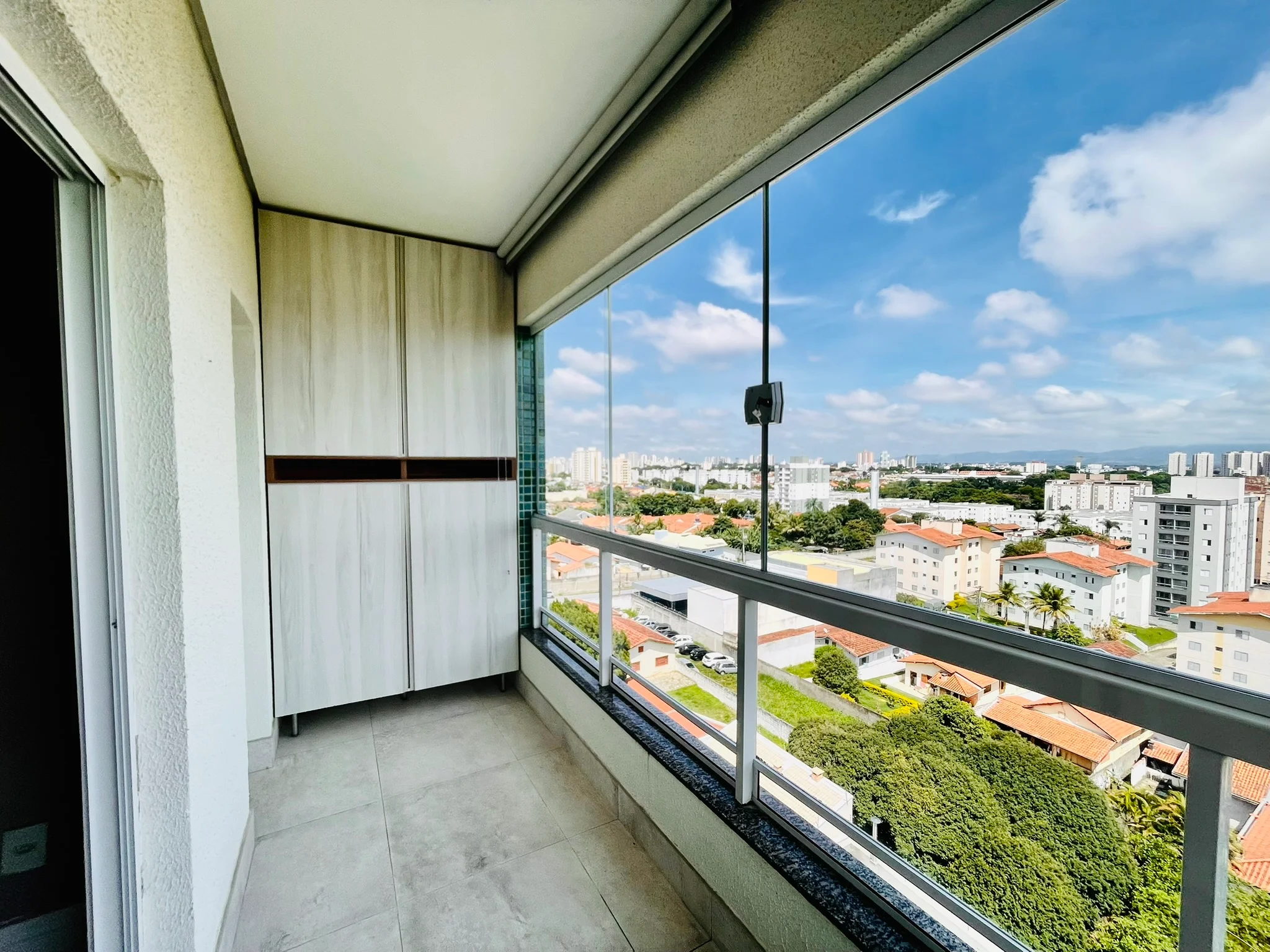 Cobertura duplex com 3 dormitórios no Condomínio Monte Castelo em  Taubaté/SP. 