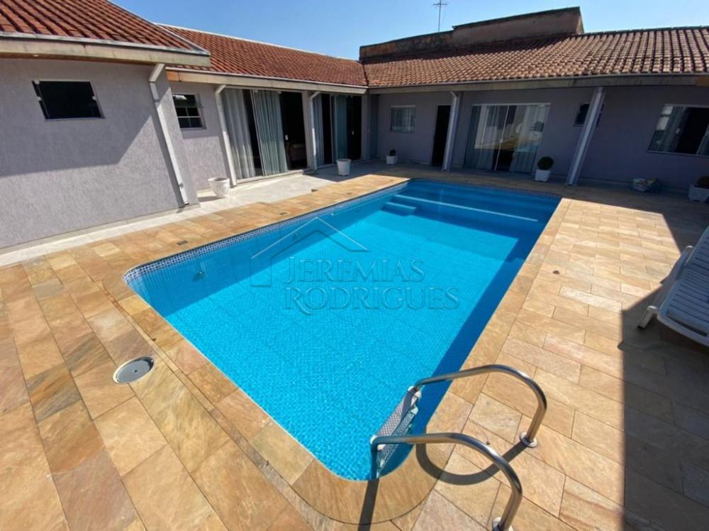 Casa à venda com 2 suítes no bairro do Bonfim em Taubaté/SP.