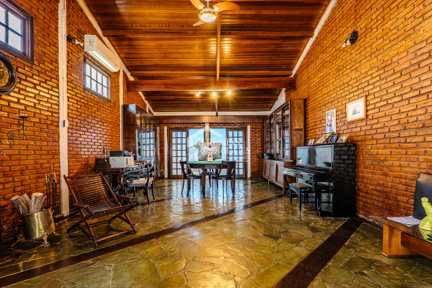 A Imobiliária Jeremias Rodrigues Imóveis de Alto Padrão disponibiliza para venda essa casa no Condomínio Morada do Visconde em Tremembé/SP.